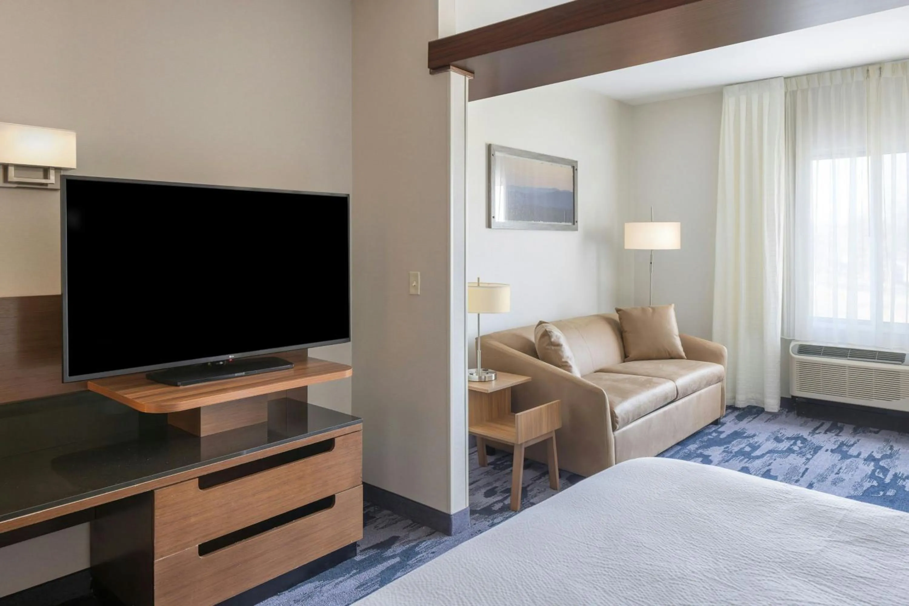 Bedroom, Bed in Fairfield Inn & Suites by Marriott Springfield Northampton/Amherst