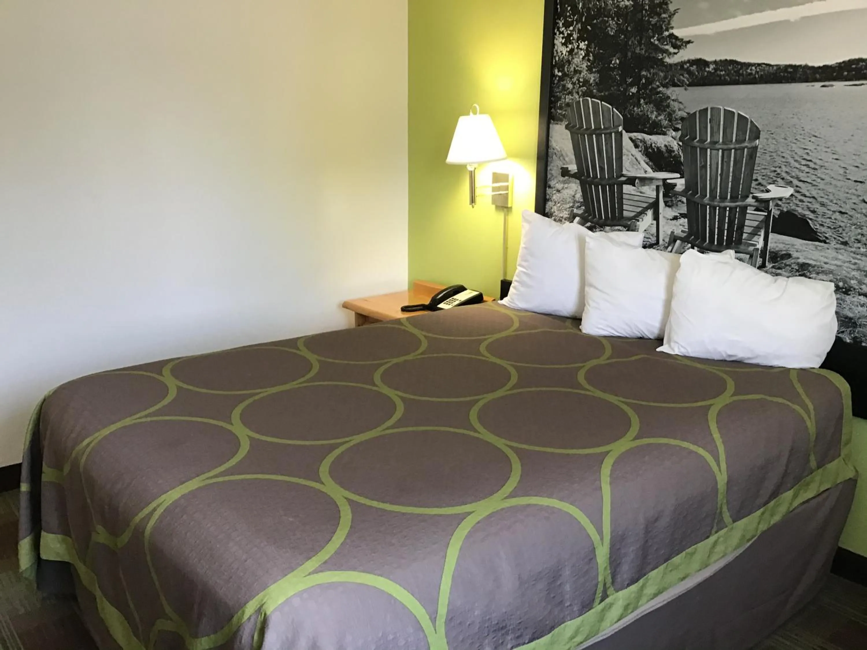 Photo of the whole room, Bed in Super 8 by Wyndham Powell