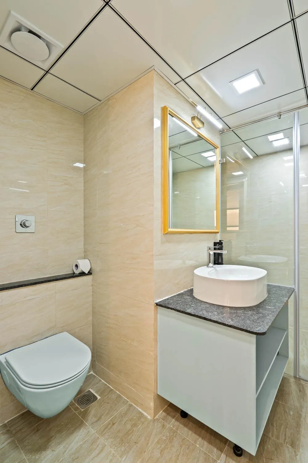 Toilet in Yello! Stays ITP