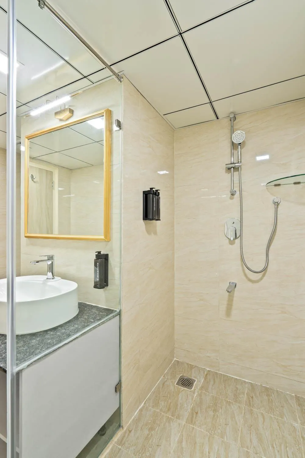 Shower in Yello! Stays ITP