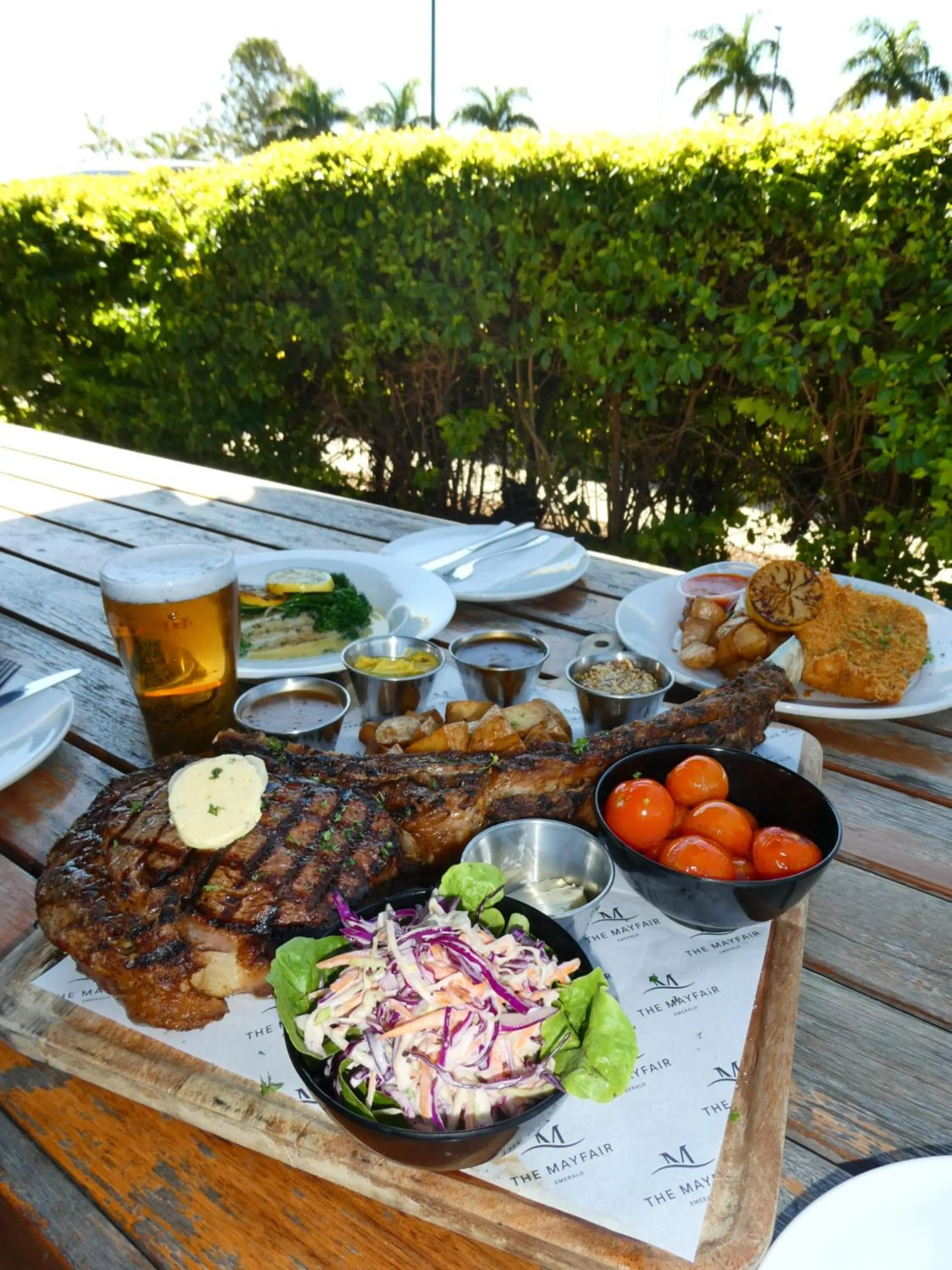 Food and drinks in The Mayfair Emerald