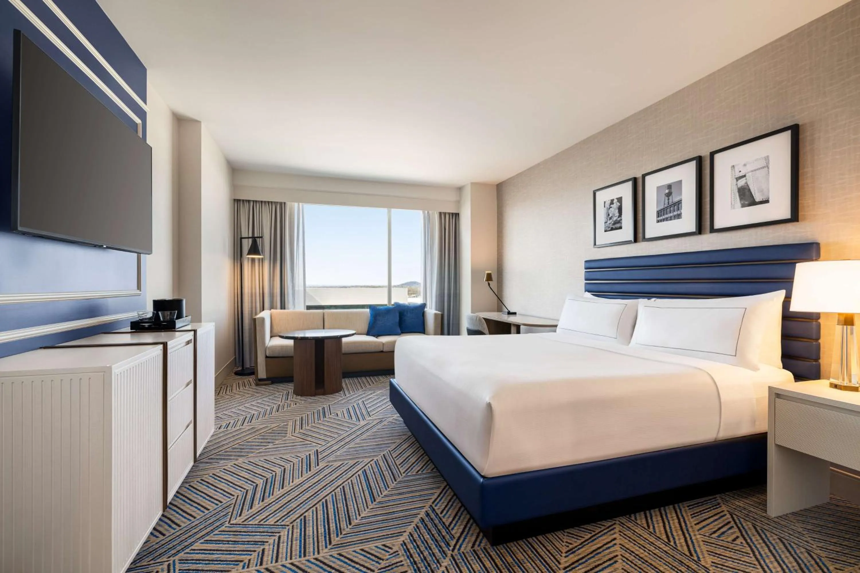 Living room, Bed in Hilton BNA Nashville Airport Terminal