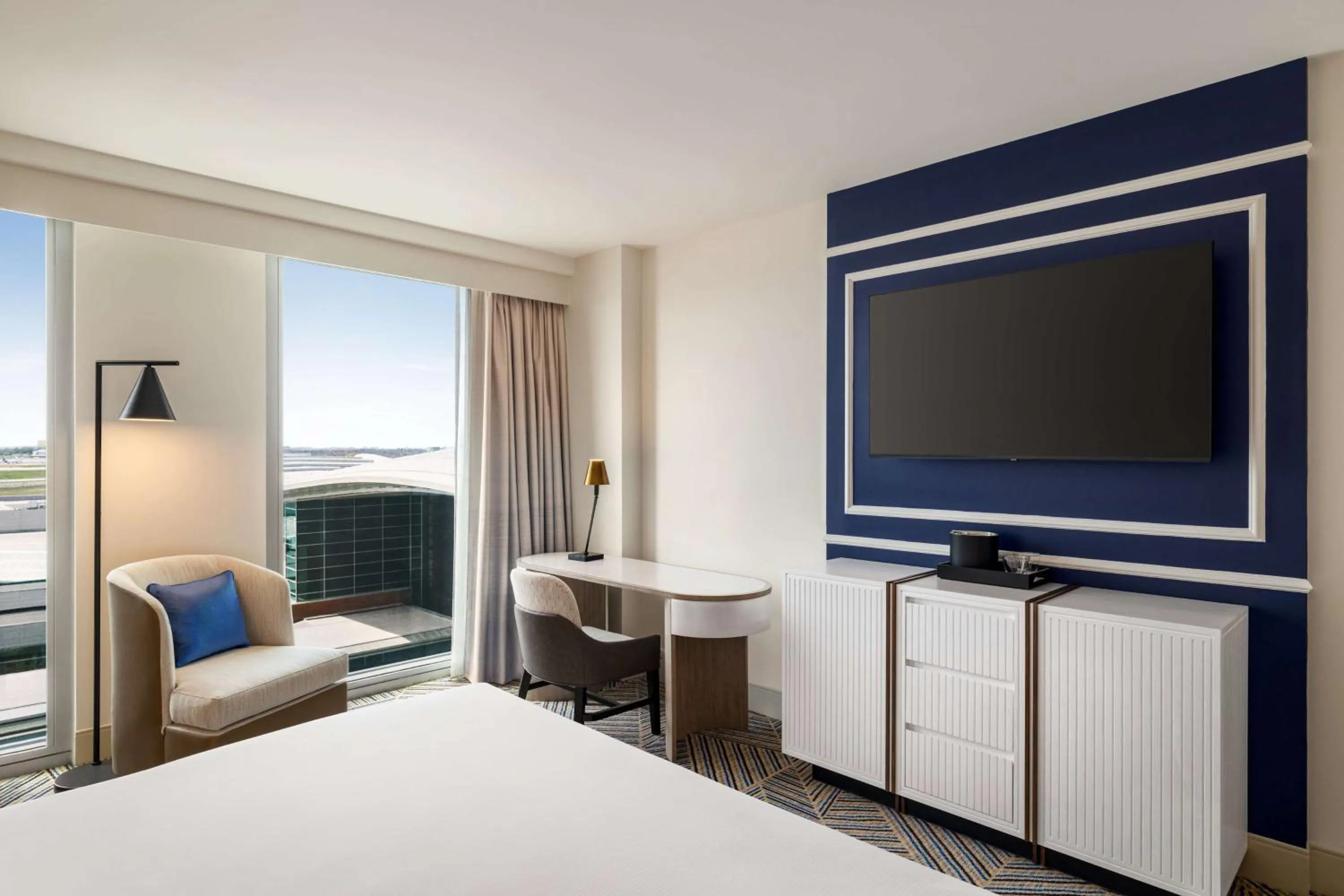 Bedroom, Bed in Hilton BNA Nashville Airport Terminal