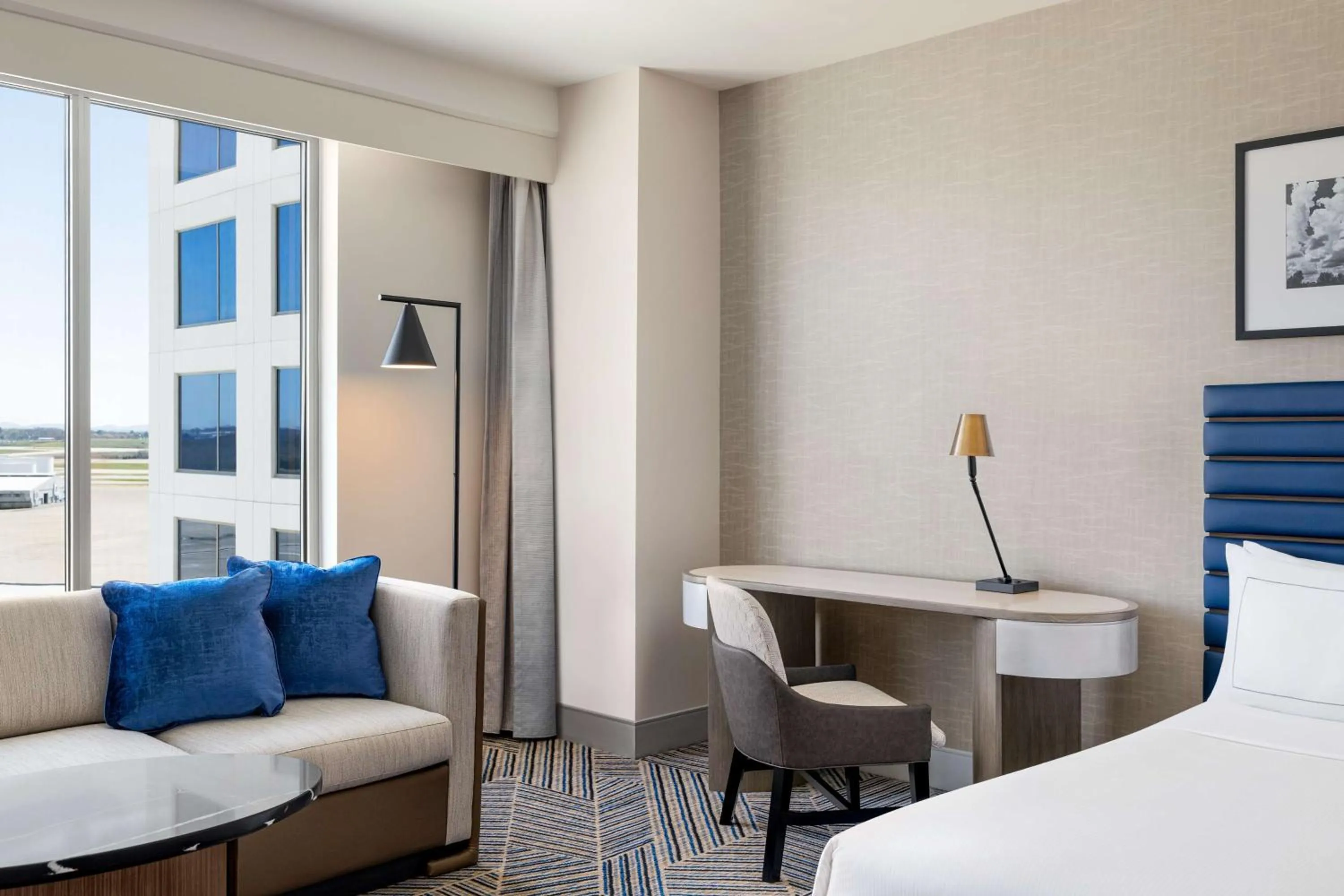 Bedroom, Bed in Hilton BNA Nashville Airport Terminal