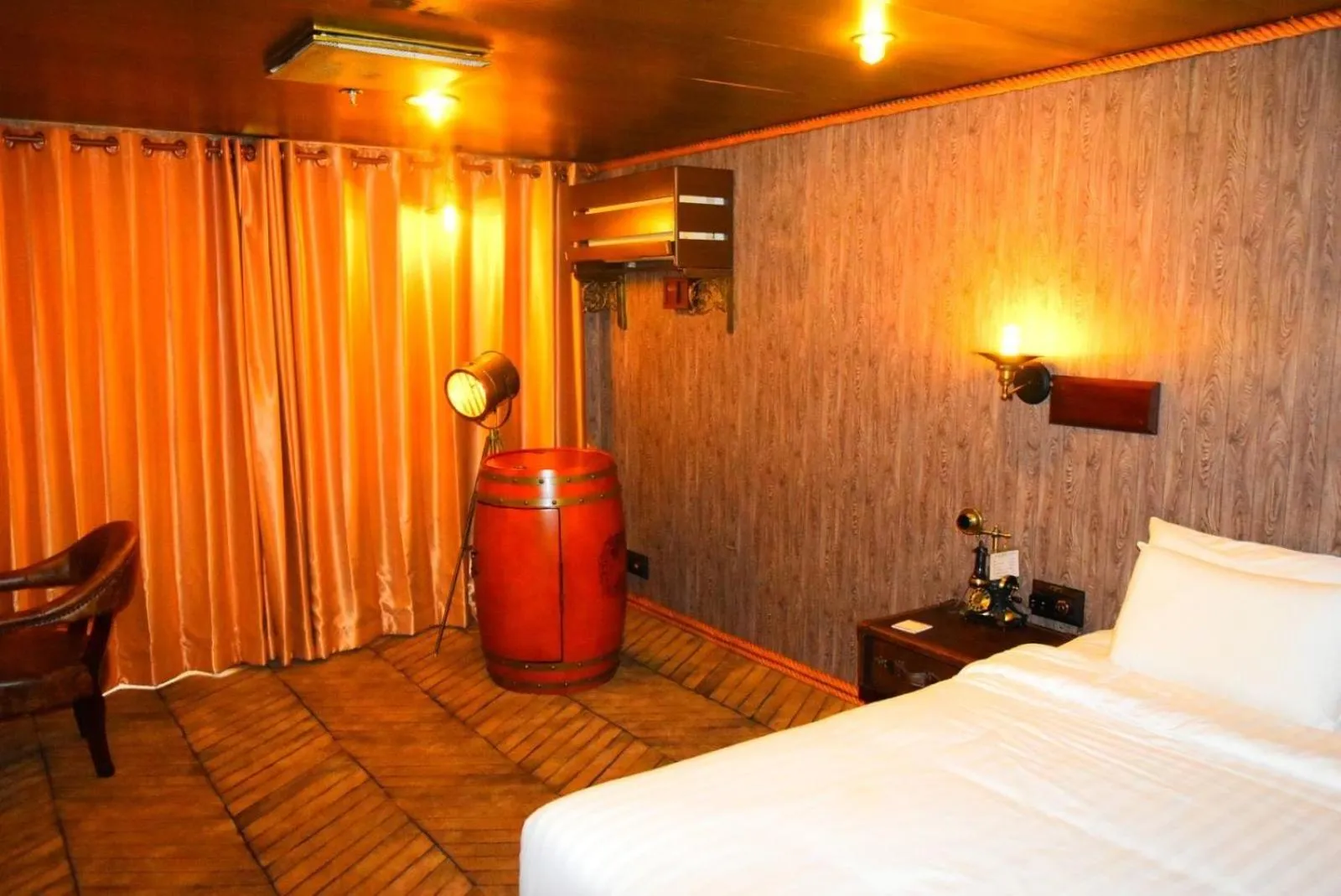 minibar, Bed in Vintage Luxury Yacht Hotel