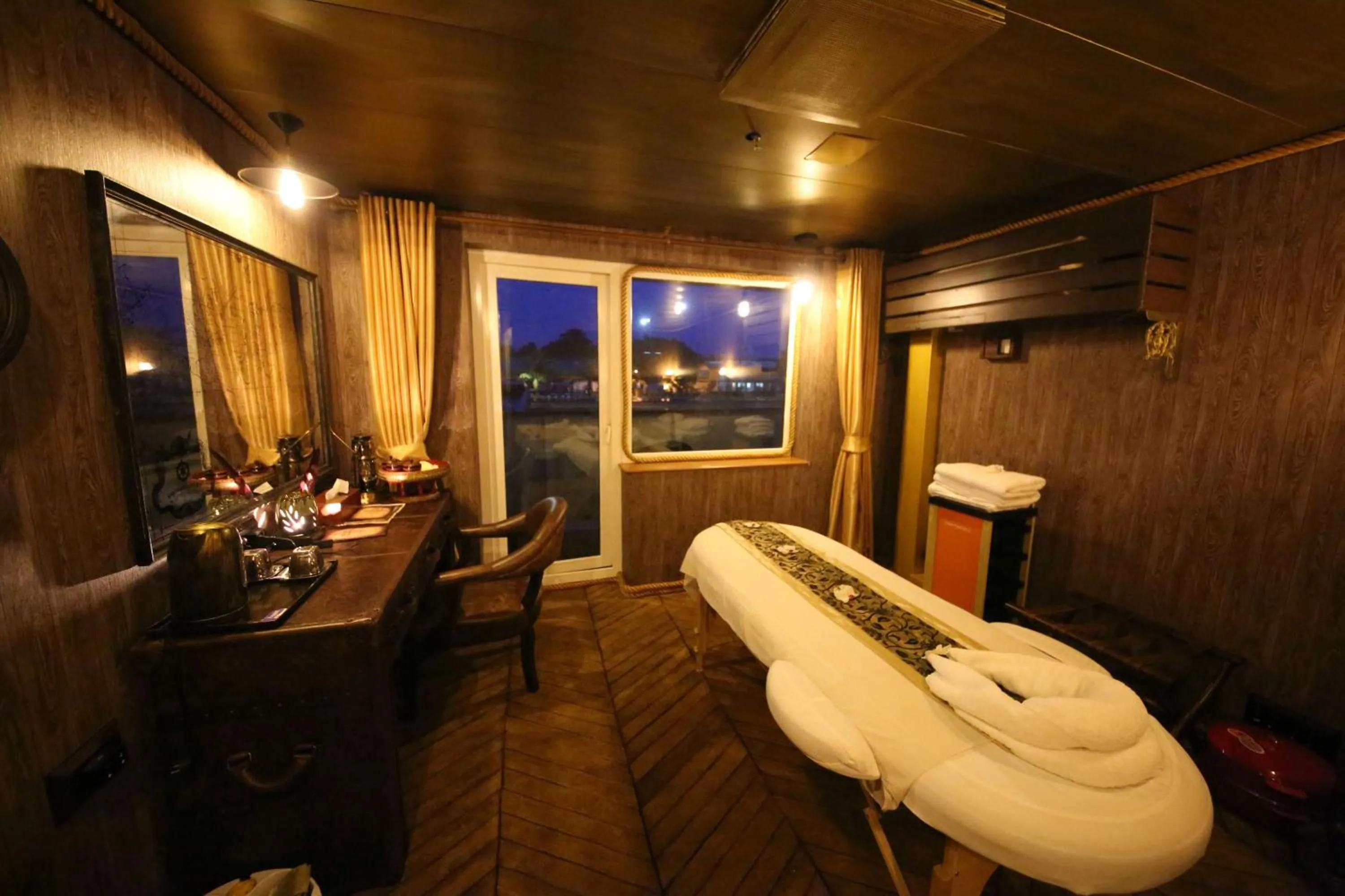 Massage in Vintage Luxury Yacht Hotel