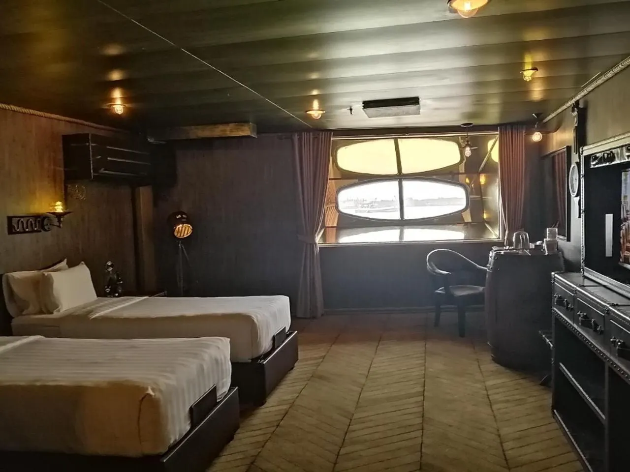 Bedroom, Bed in Vintage Luxury Yacht Hotel