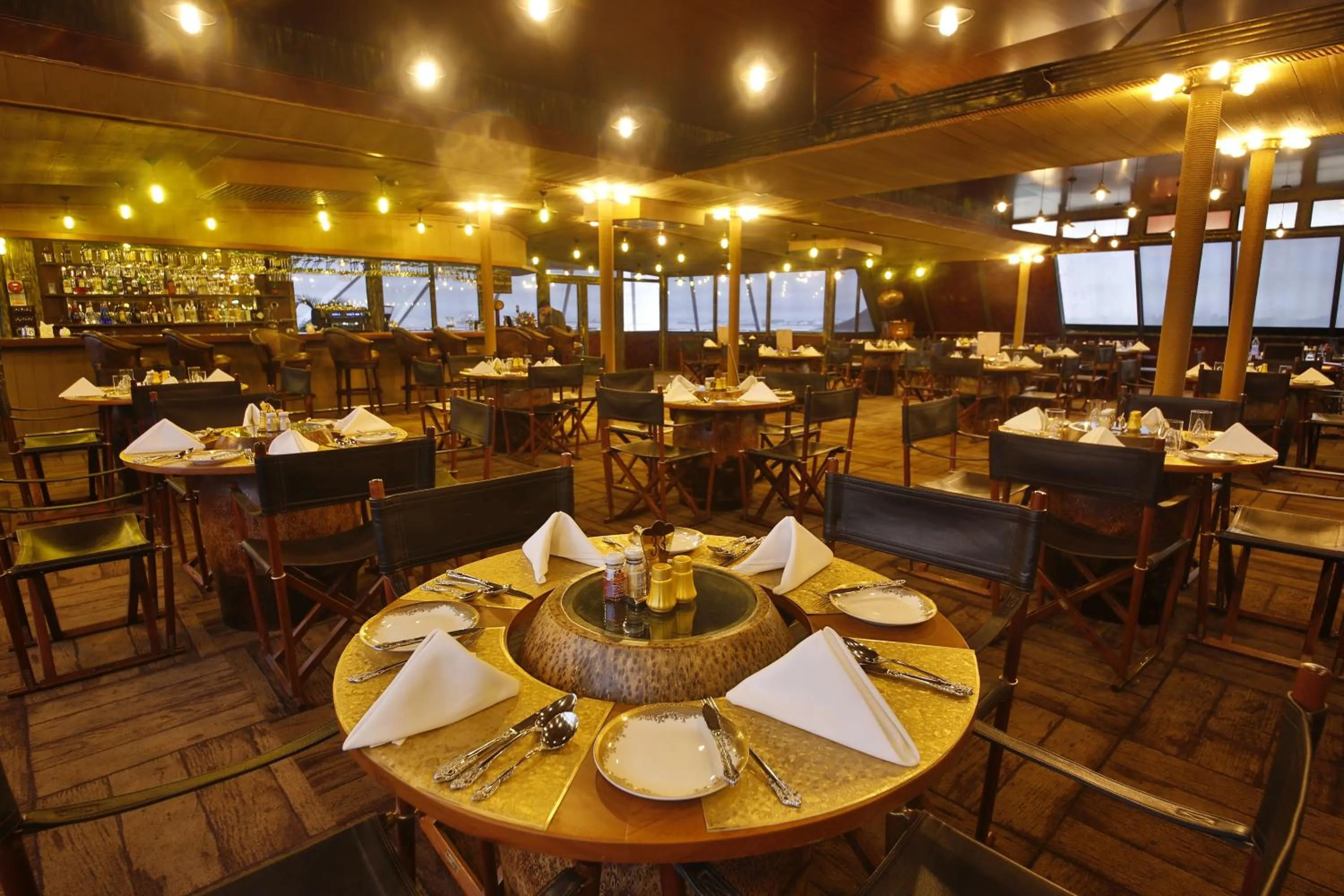 Restaurant/places to eat in Vintage Luxury Yacht Hotel