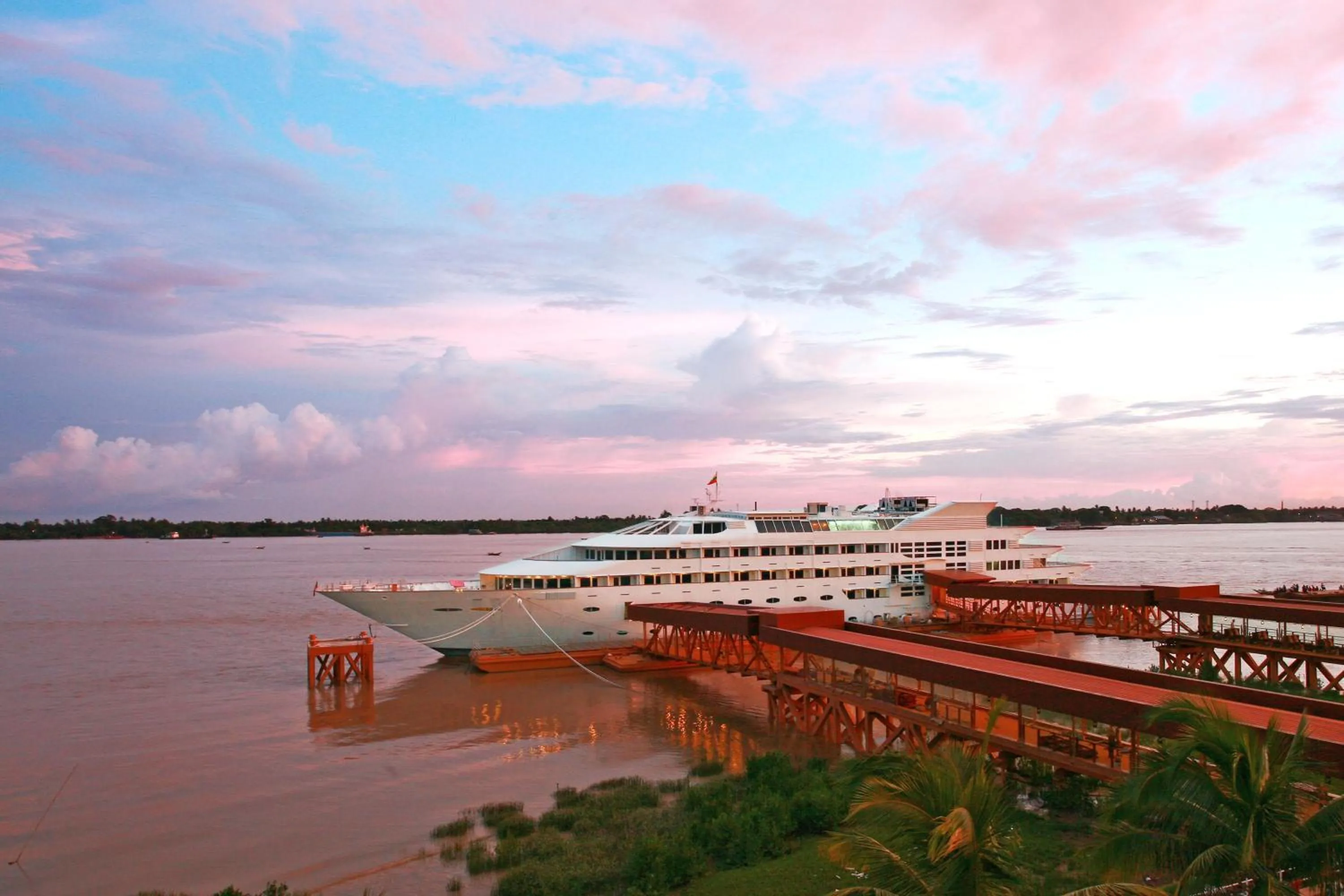 Facade/entrance in Vintage Luxury Yacht Hotel