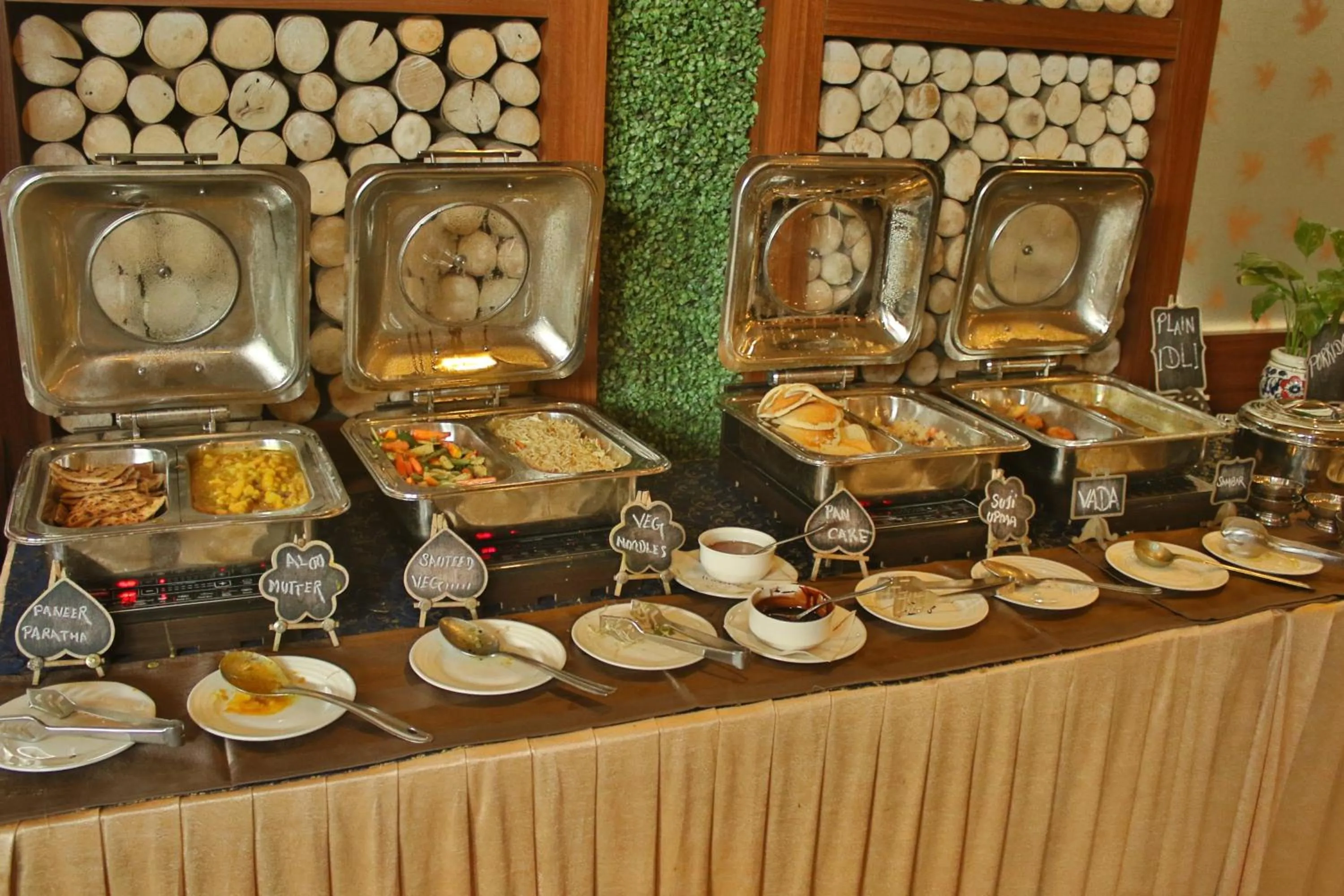 Breakfast in Hotel Gateway Grandeur