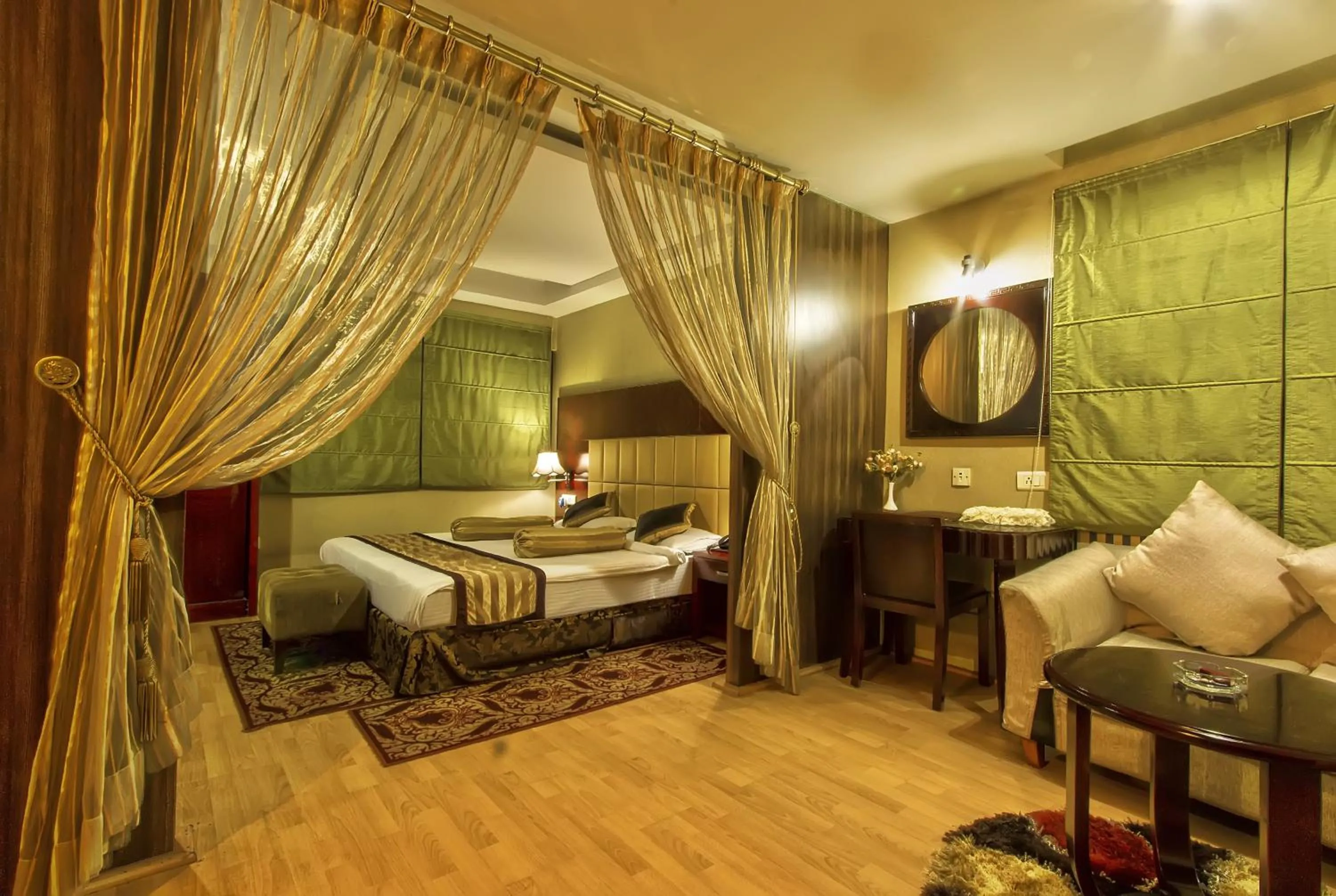 Photo of the whole room, Bed in Hotel Gateway Grandeur