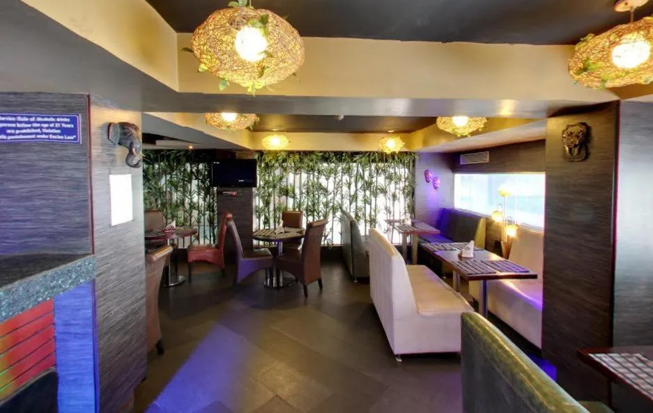 Restaurant/places to eat in Hotel Gateway Grandeur