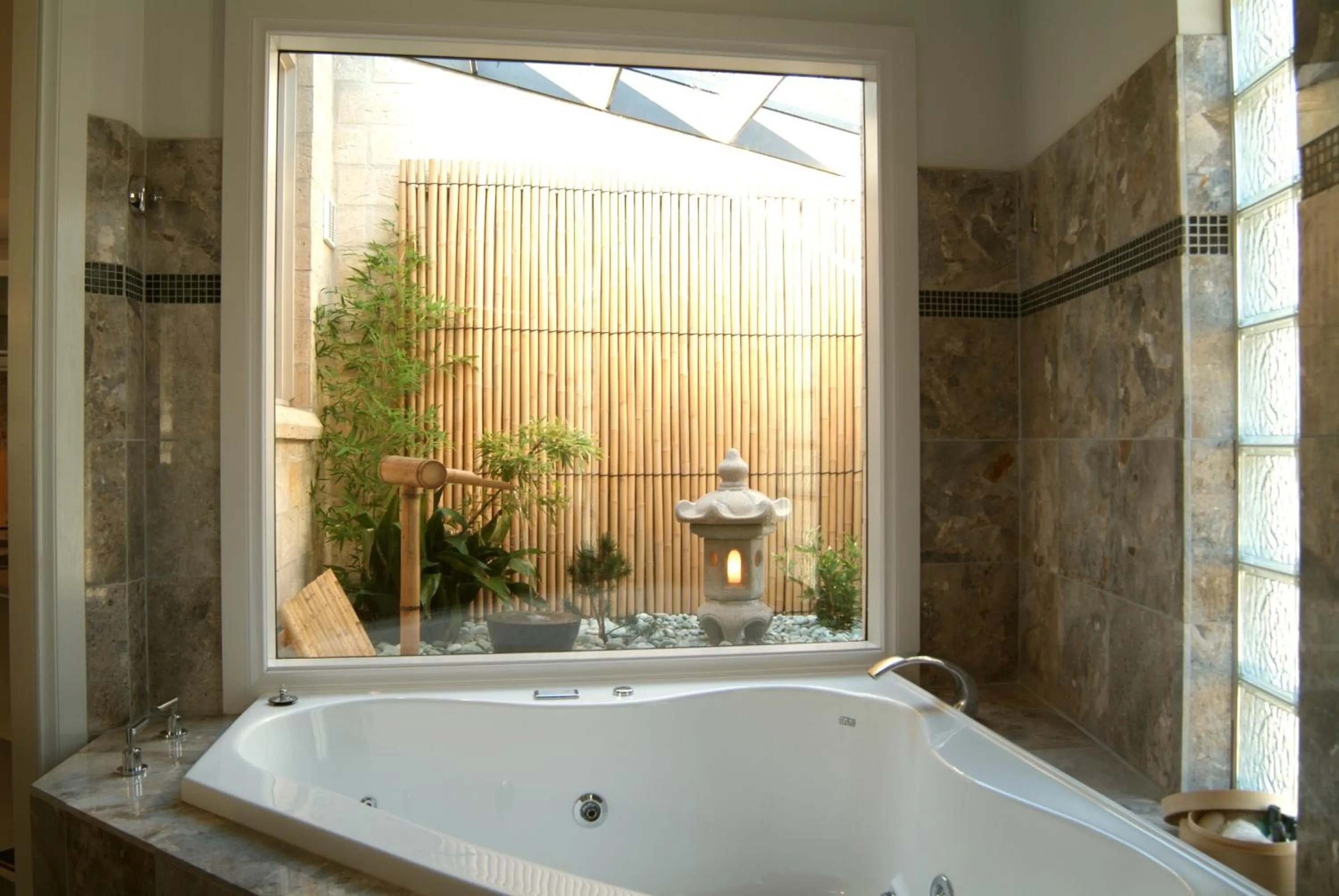 Bathroom in The Gatehouse at Villa Raedward