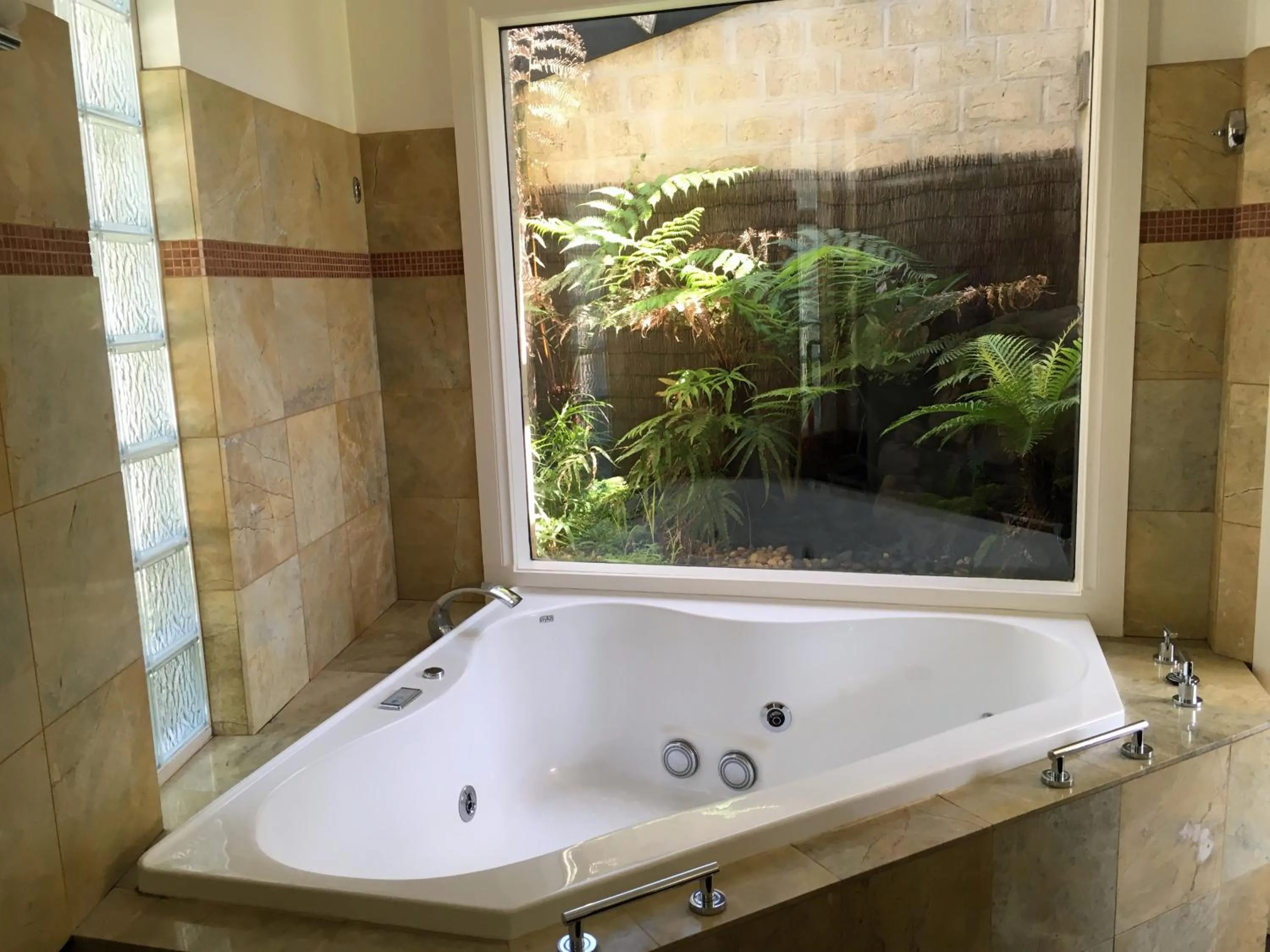 Bathroom in The Gatehouse at Villa Raedward
