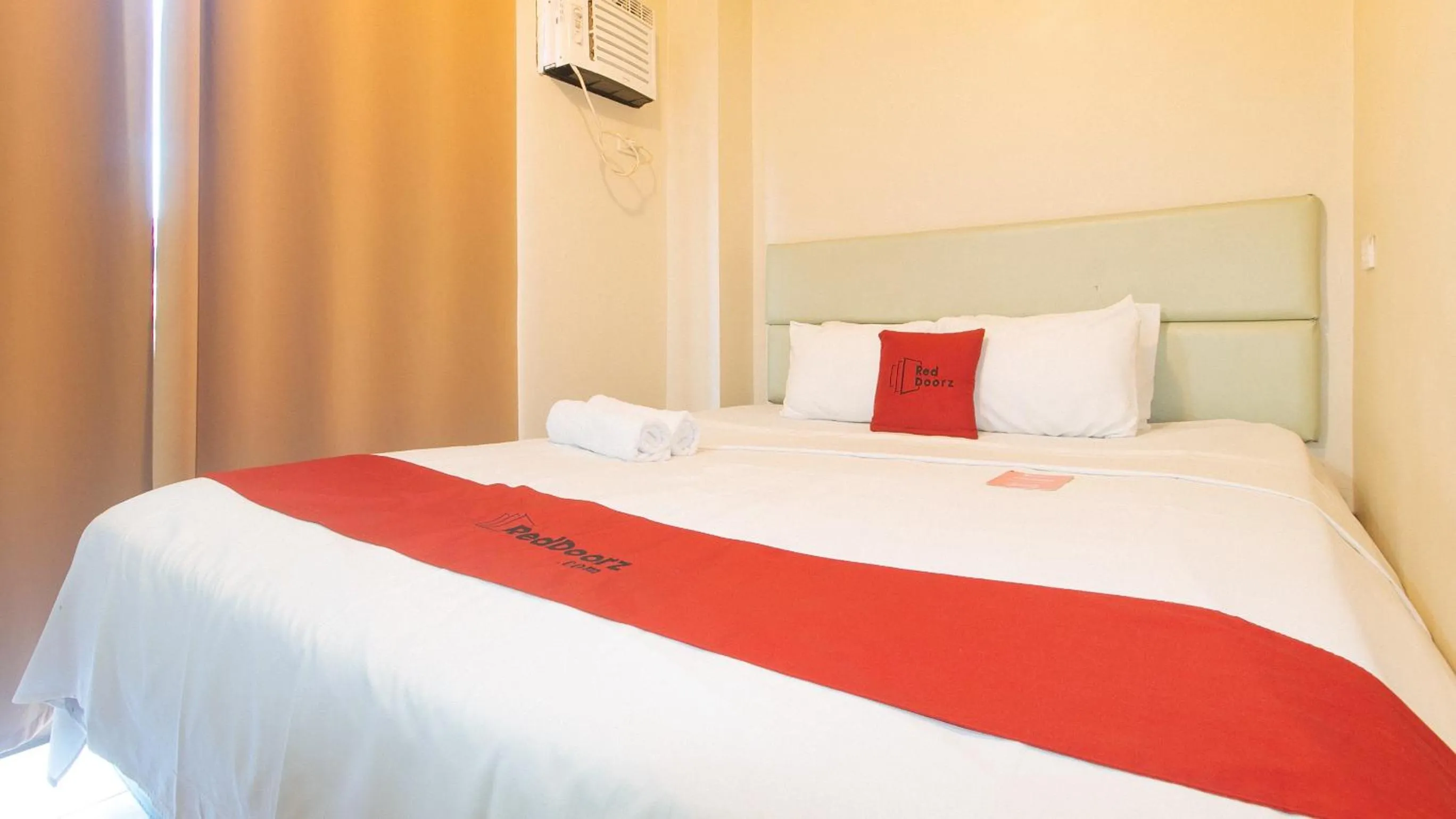 Bed in RedDoorz Plus New Era Budget Hotel Mabolo former RedDoorz near Landers Superstore Cebu City
