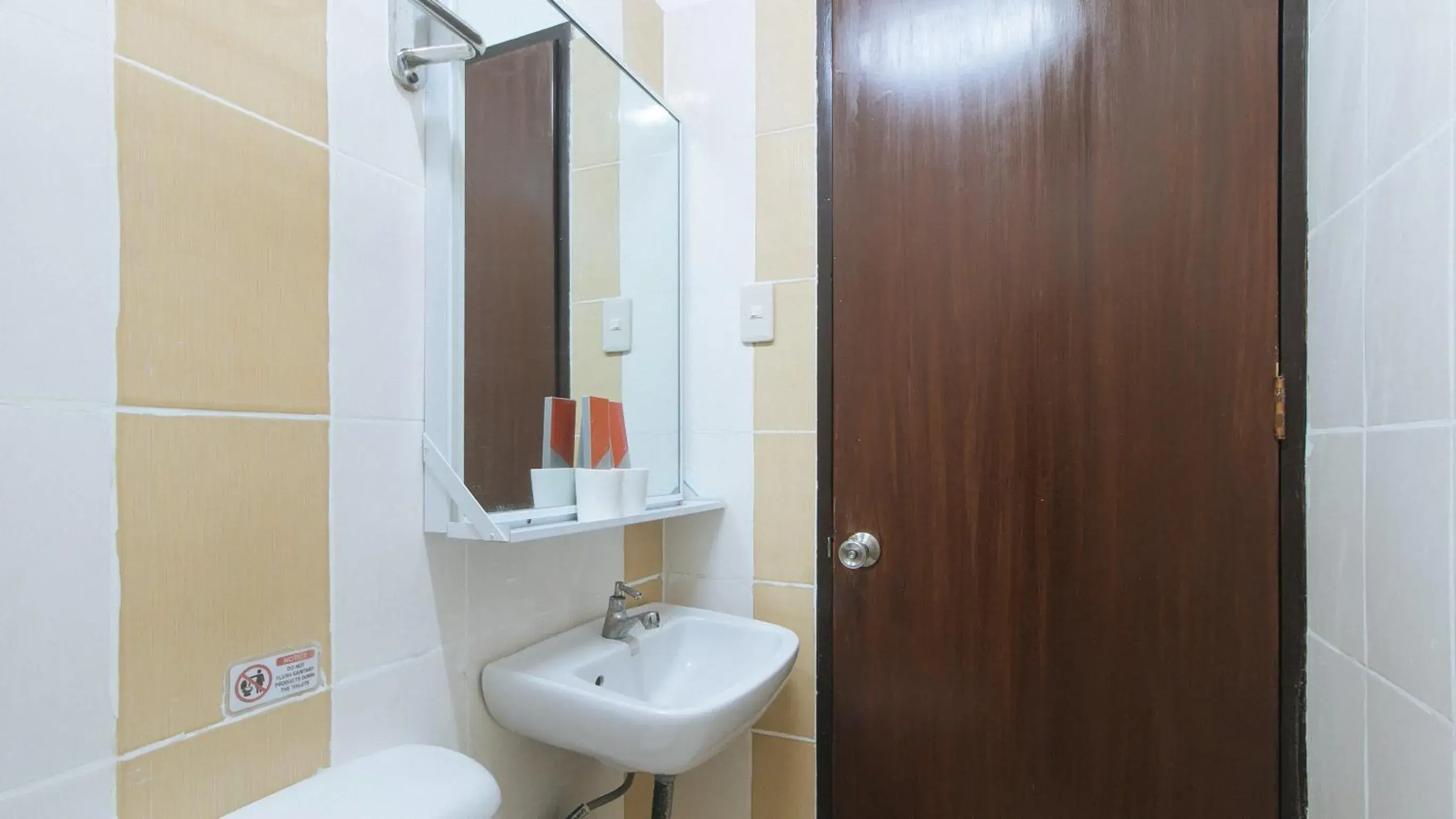 Shower in RedDoorz Plus New Era Budget Hotel Mabolo former RedDoorz near Landers Superstore Cebu City Shower in RedDoorz Plus New Era Budget Hotel Mabolo former RedDoorz near Landers Superstore Cebu City