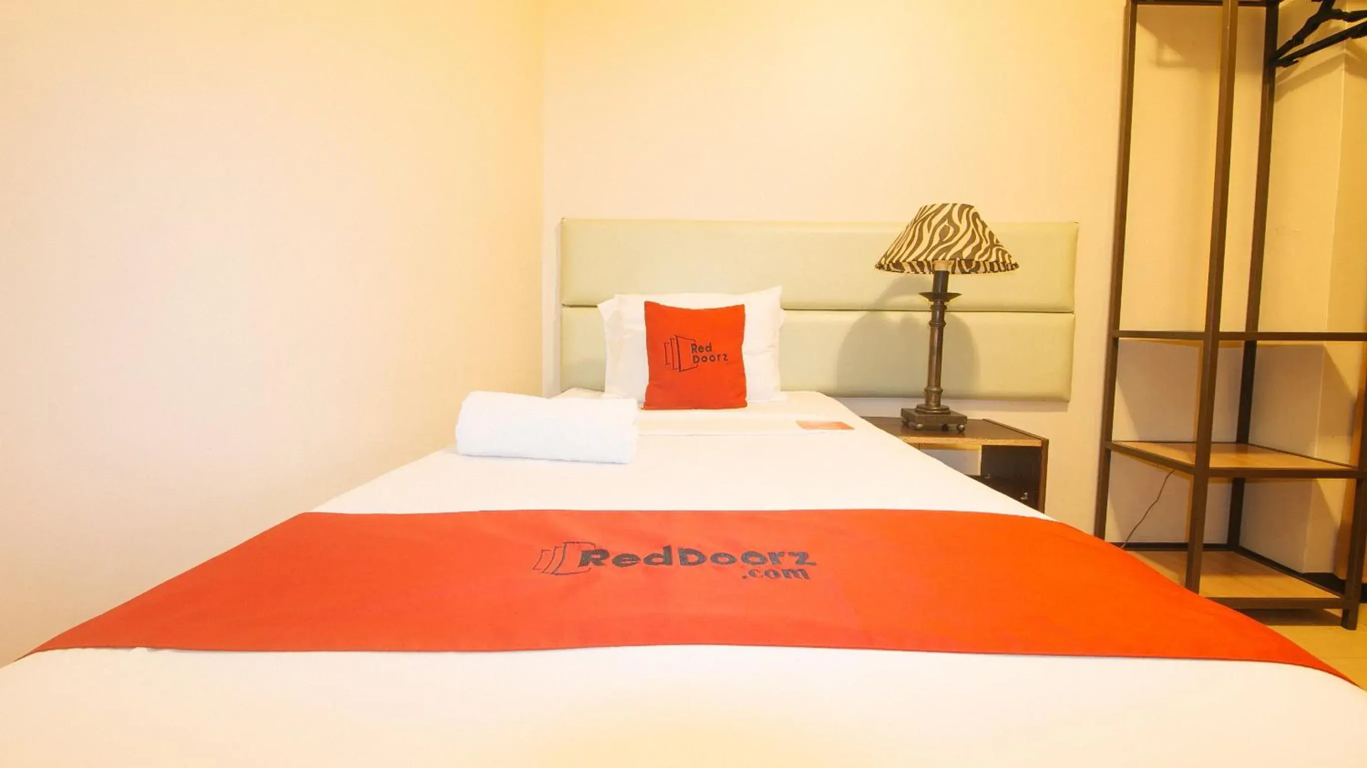 Photo of the whole room, Bed in RedDoorz Plus New Era Budget Hotel Mabolo former RedDoorz near Landers Superstore Cebu City Photo of the whole room, Bed in RedDoorz Plus New Era Budget Hotel Mabolo former RedDoorz near Landers Superstore Cebu City
