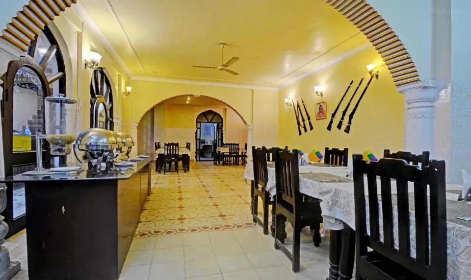 Restaurant/places to eat in Hotel Utsav Niwas
