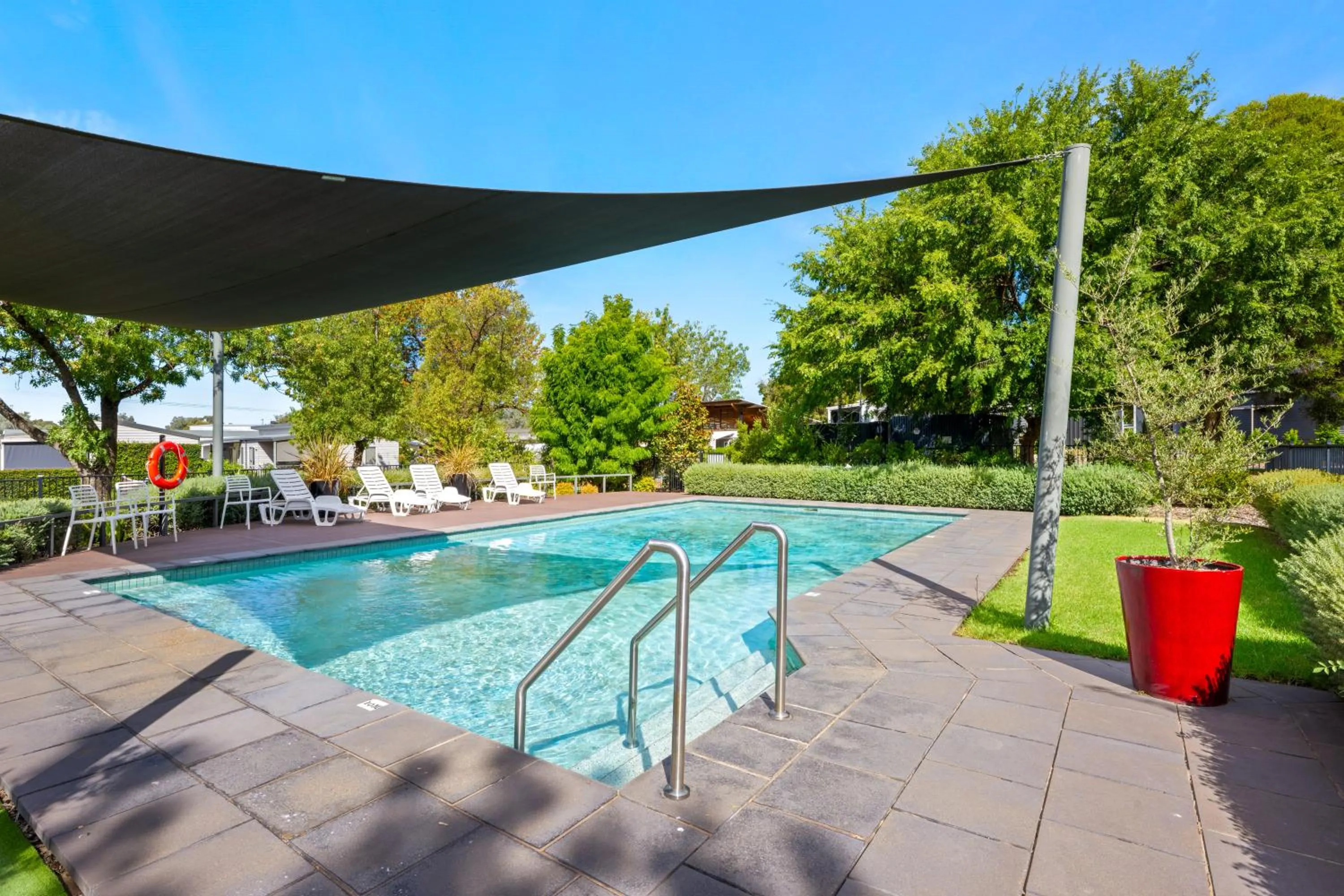 Swimming pool in Albury Gardens Tourist Park