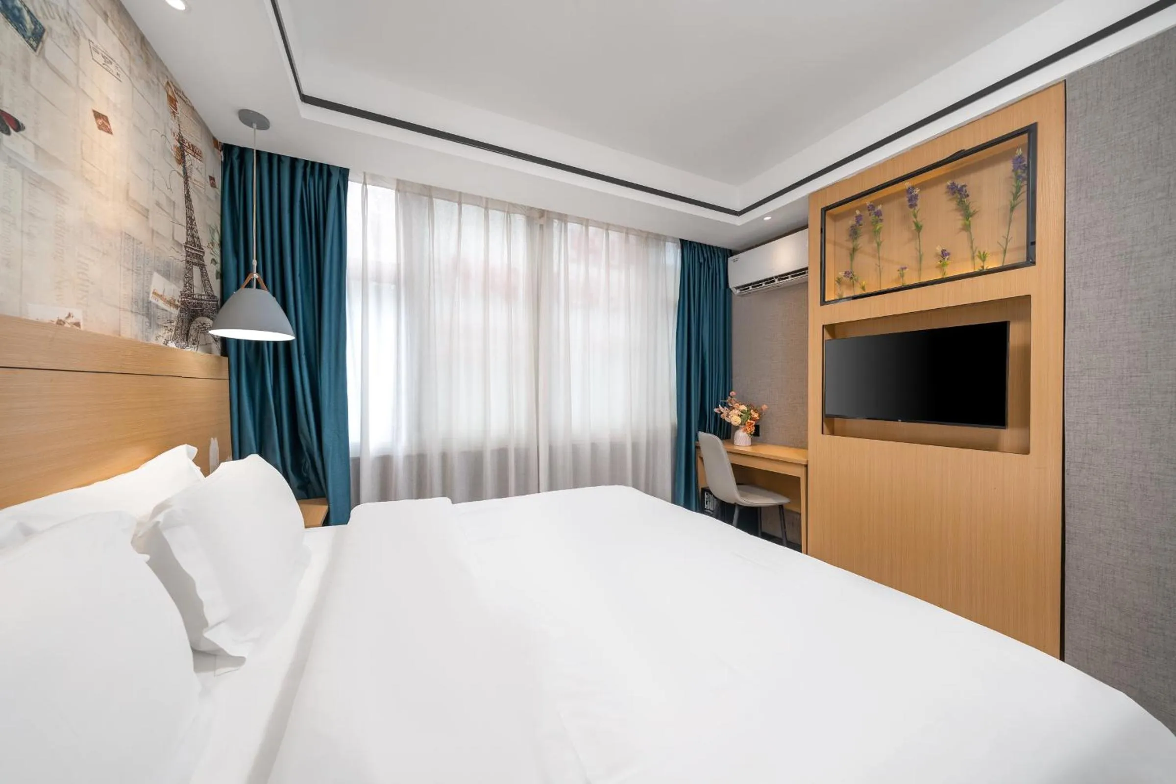 Bed in Yi Nuo Hotel Guangzhou