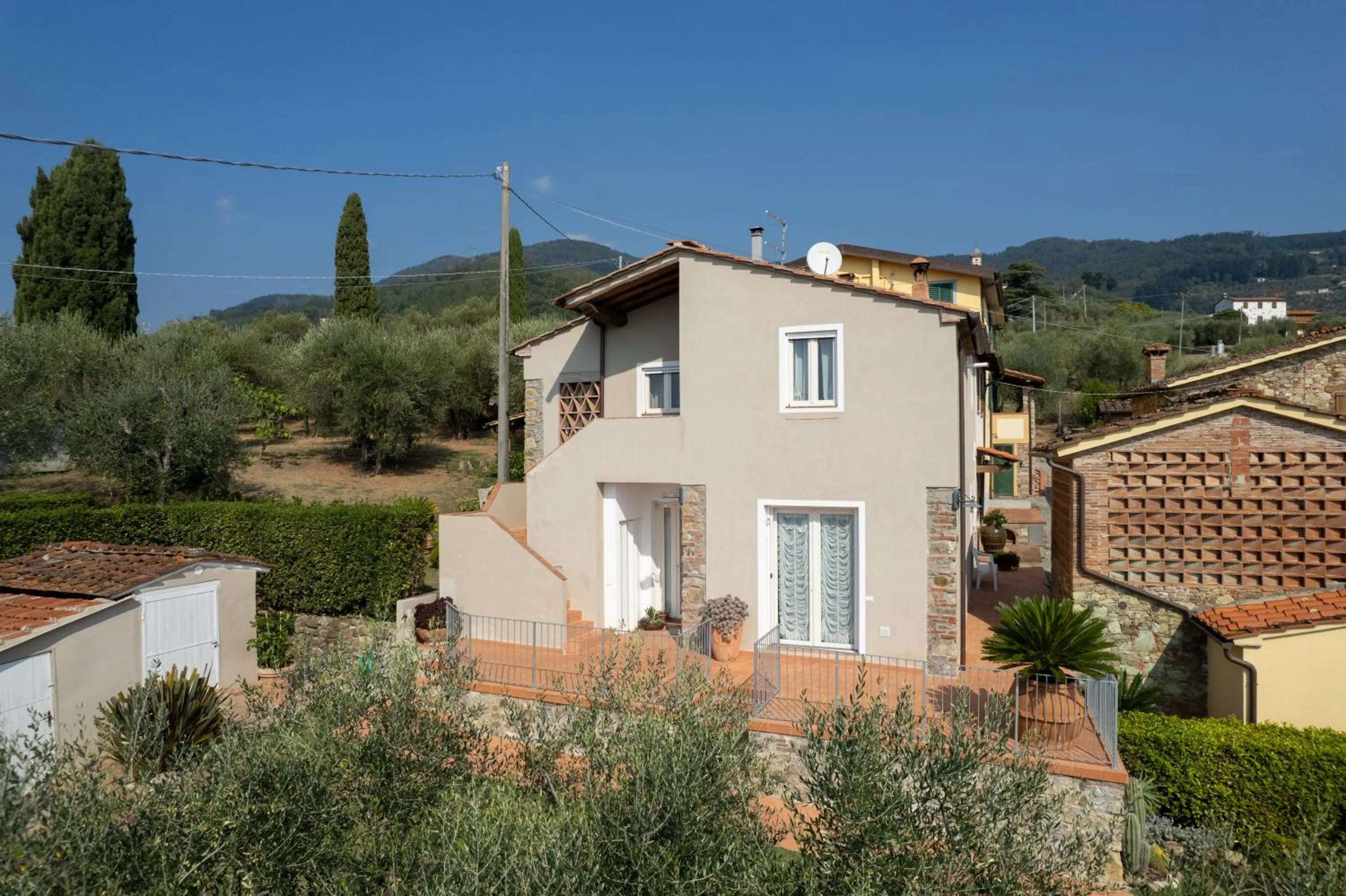 Property building in Casa Mony