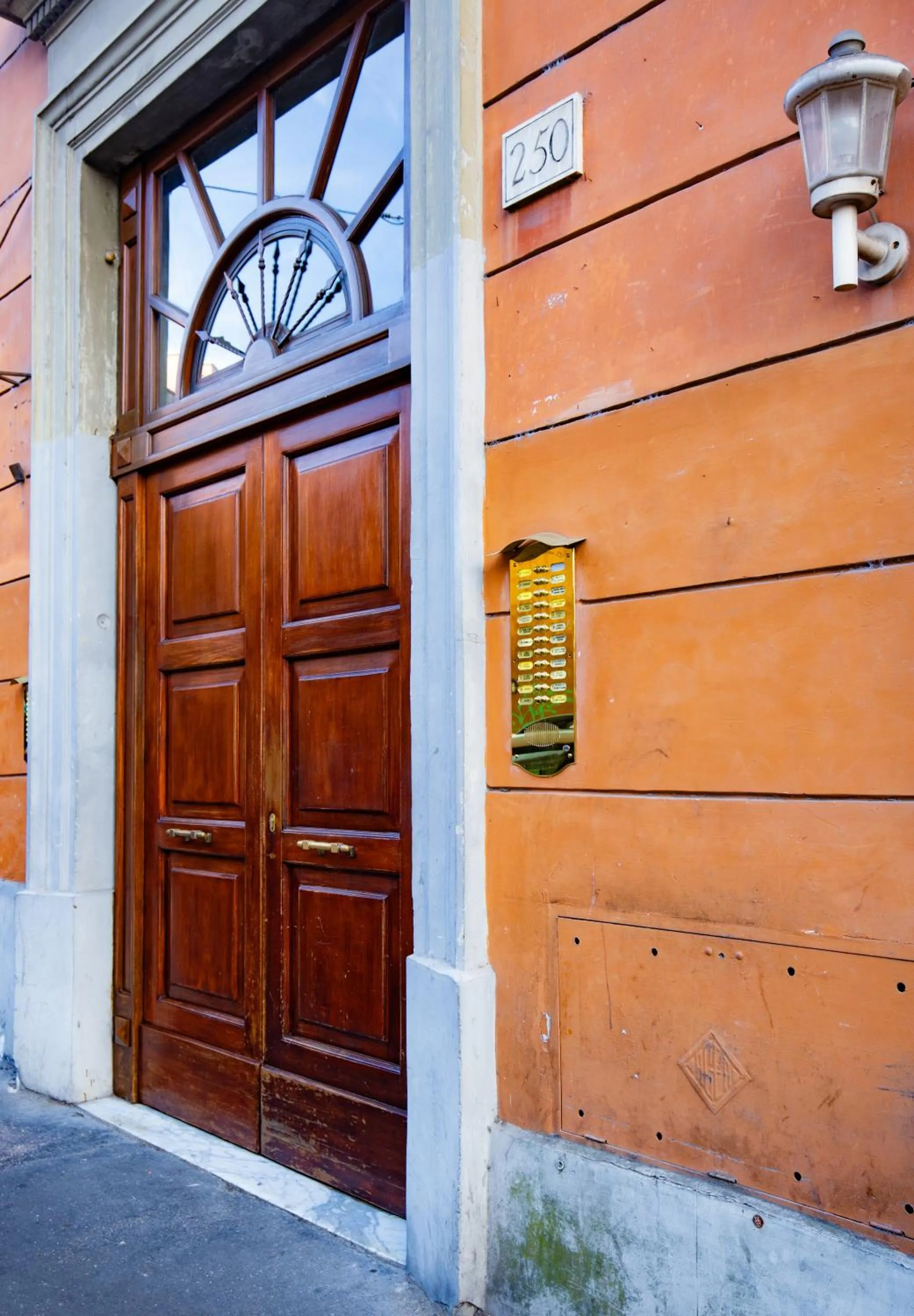 Facade/entrance in Colosseum Maison