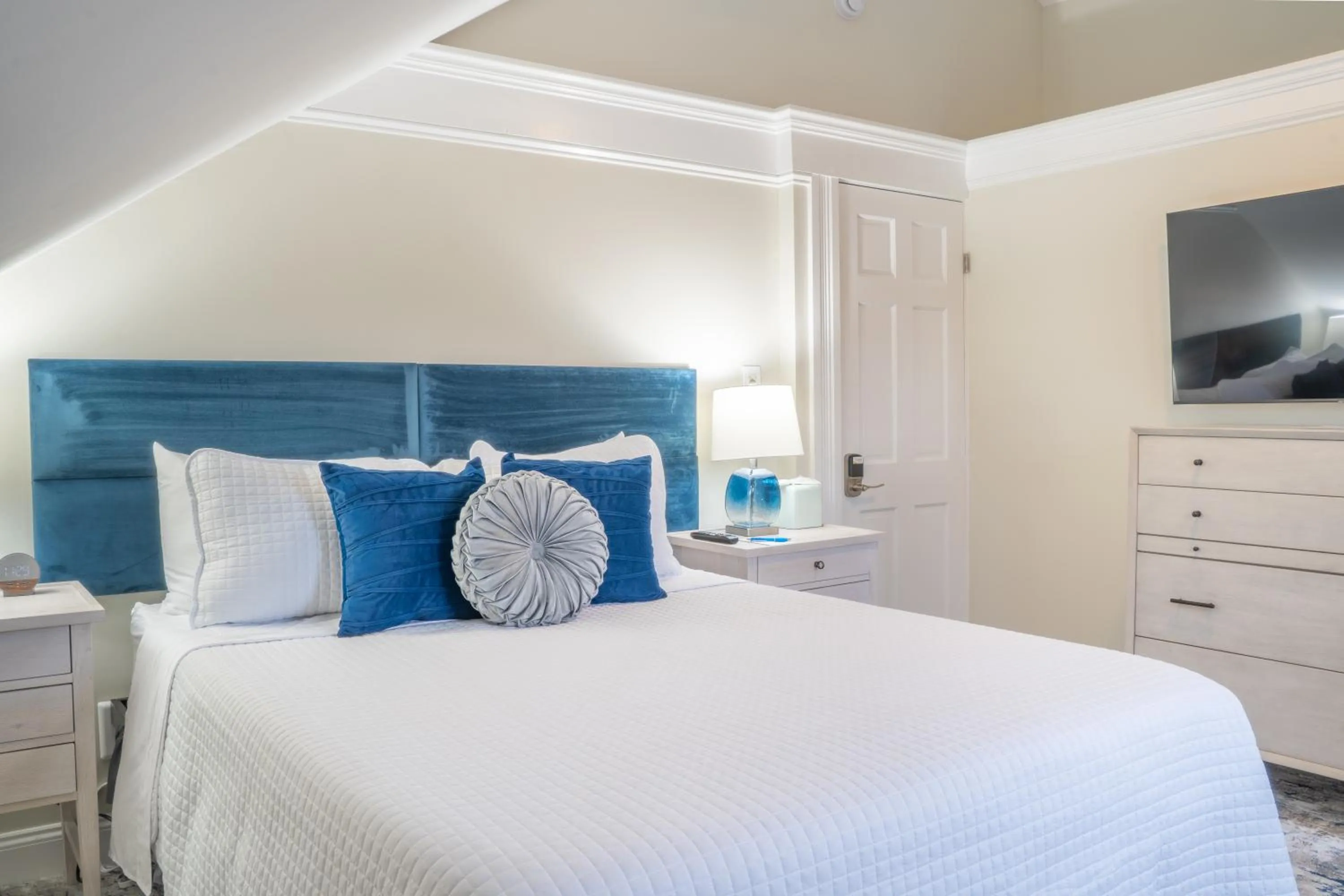 Bedroom, Bed in 935 Ocean, a Beachside Inn