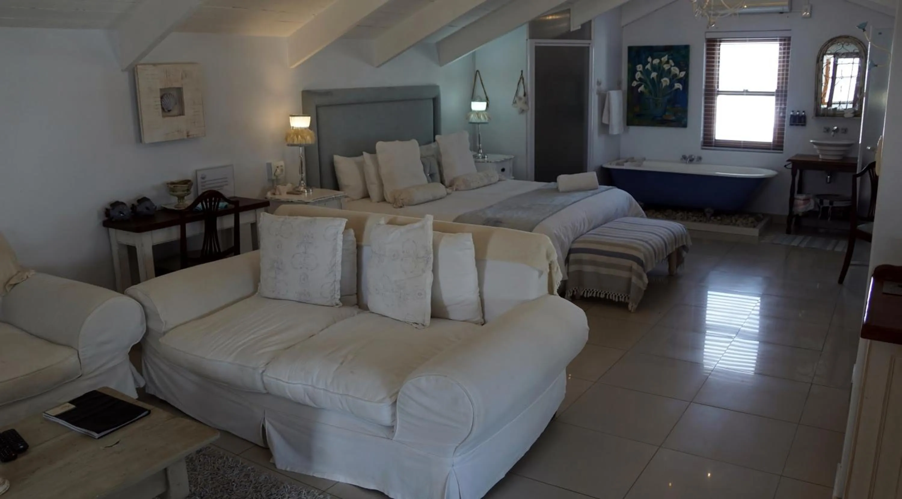 Photo of the whole room, Bed in Paternoster Manor