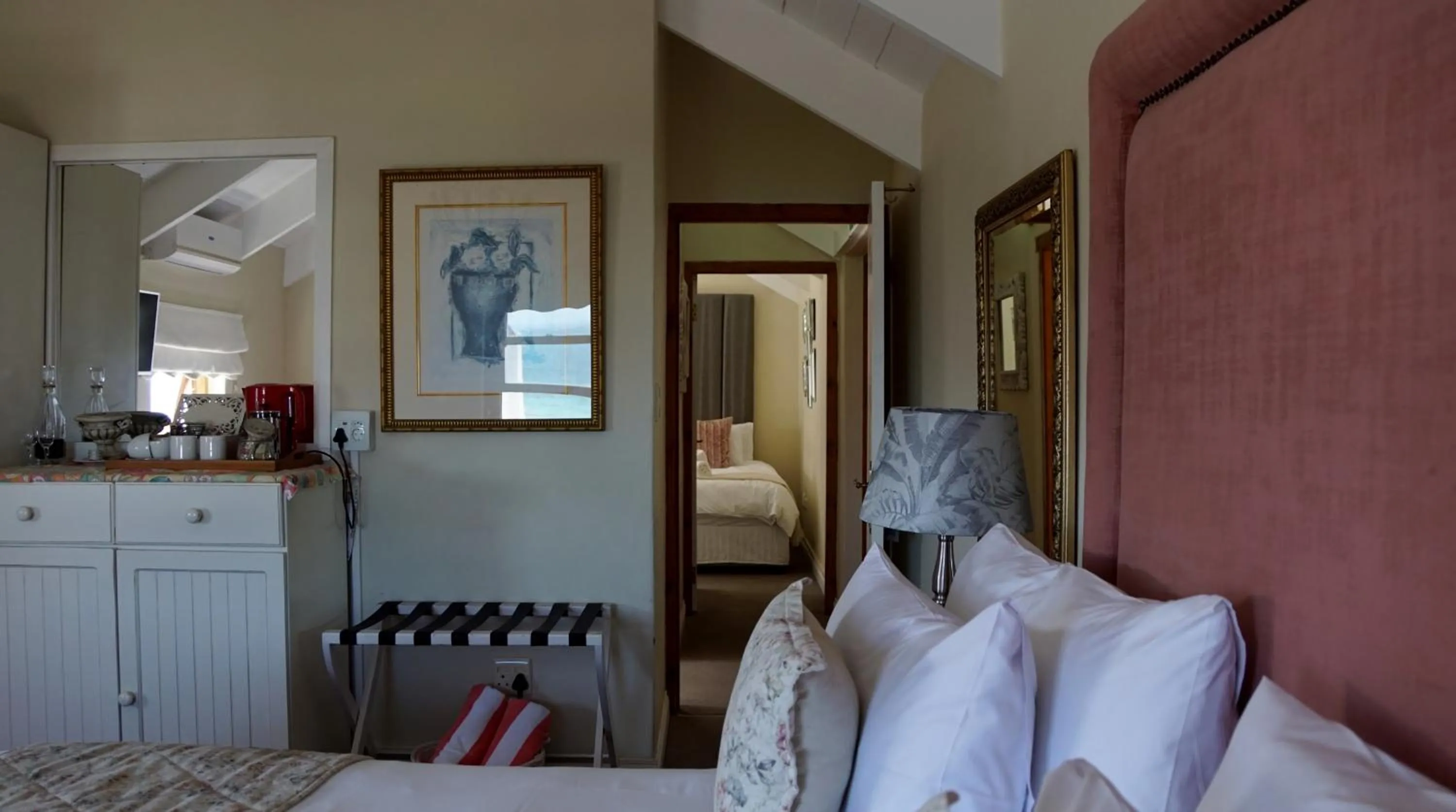 Photo of the whole room, Bed in Paternoster Manor