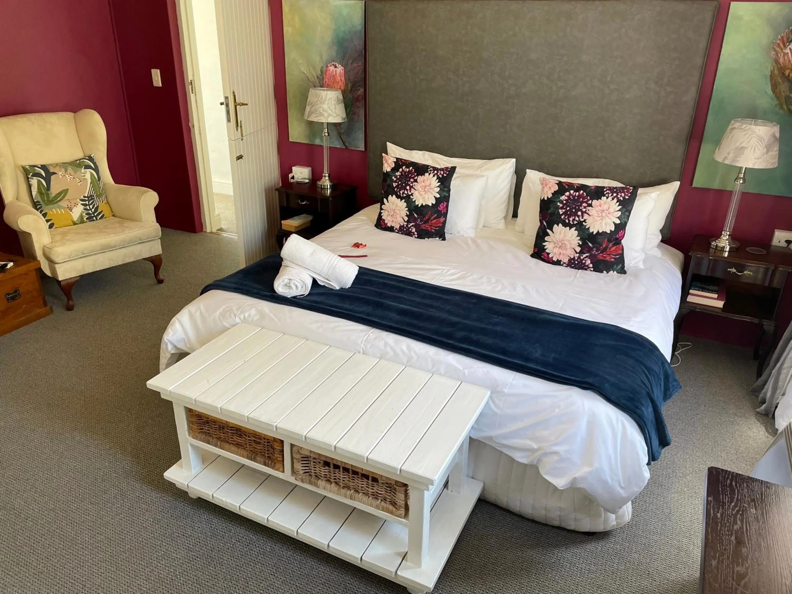 Photo of the whole room, Bed in Paternoster Manor