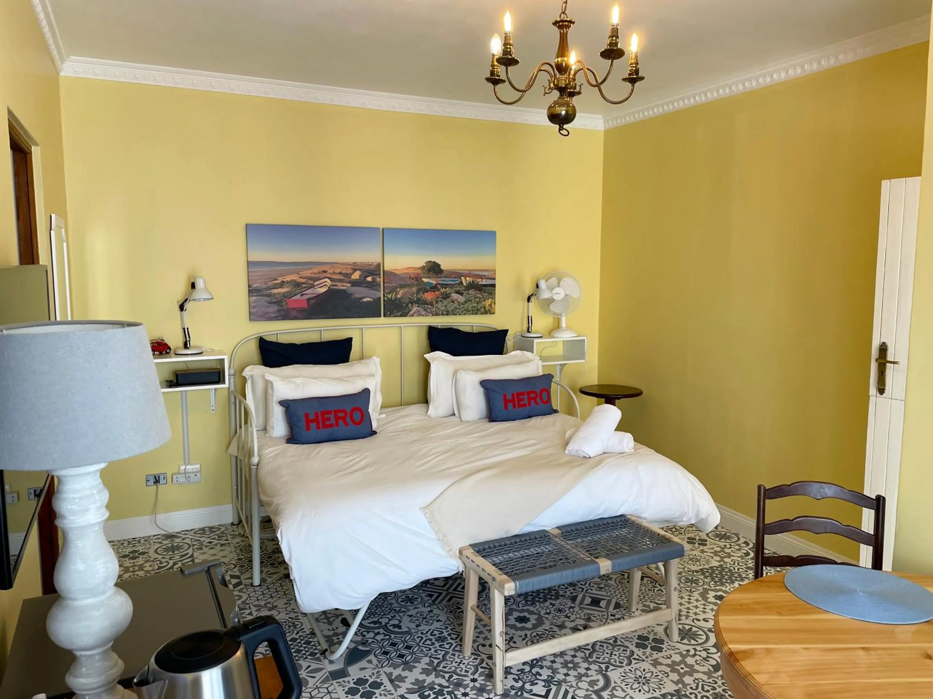 Photo of the whole room, Bed in Paternoster Manor