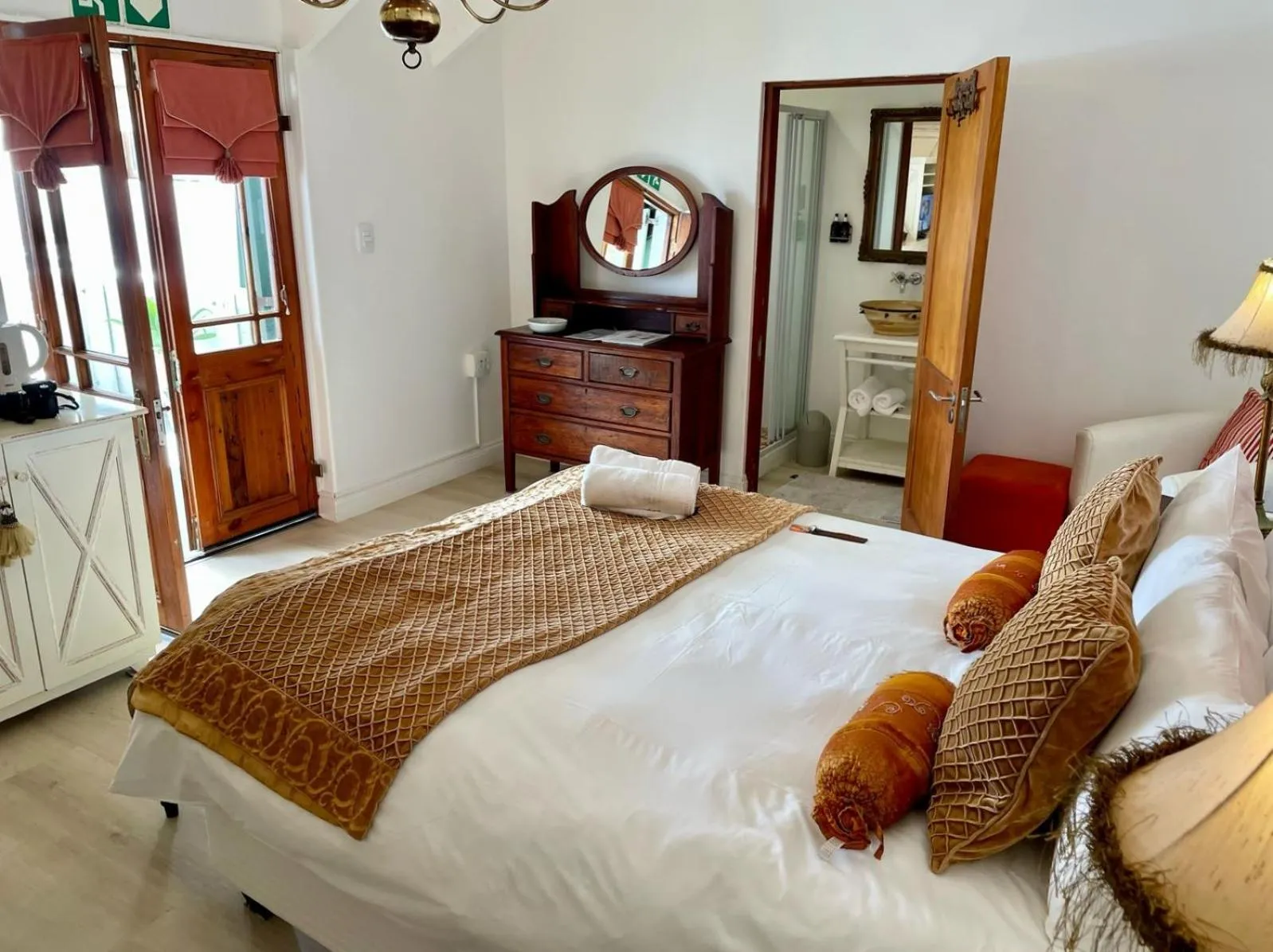 Photo of the whole room, Bed in Paternoster Manor
