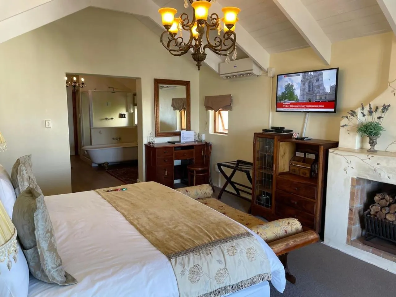 Photo of the whole room, Bed in Paternoster Manor