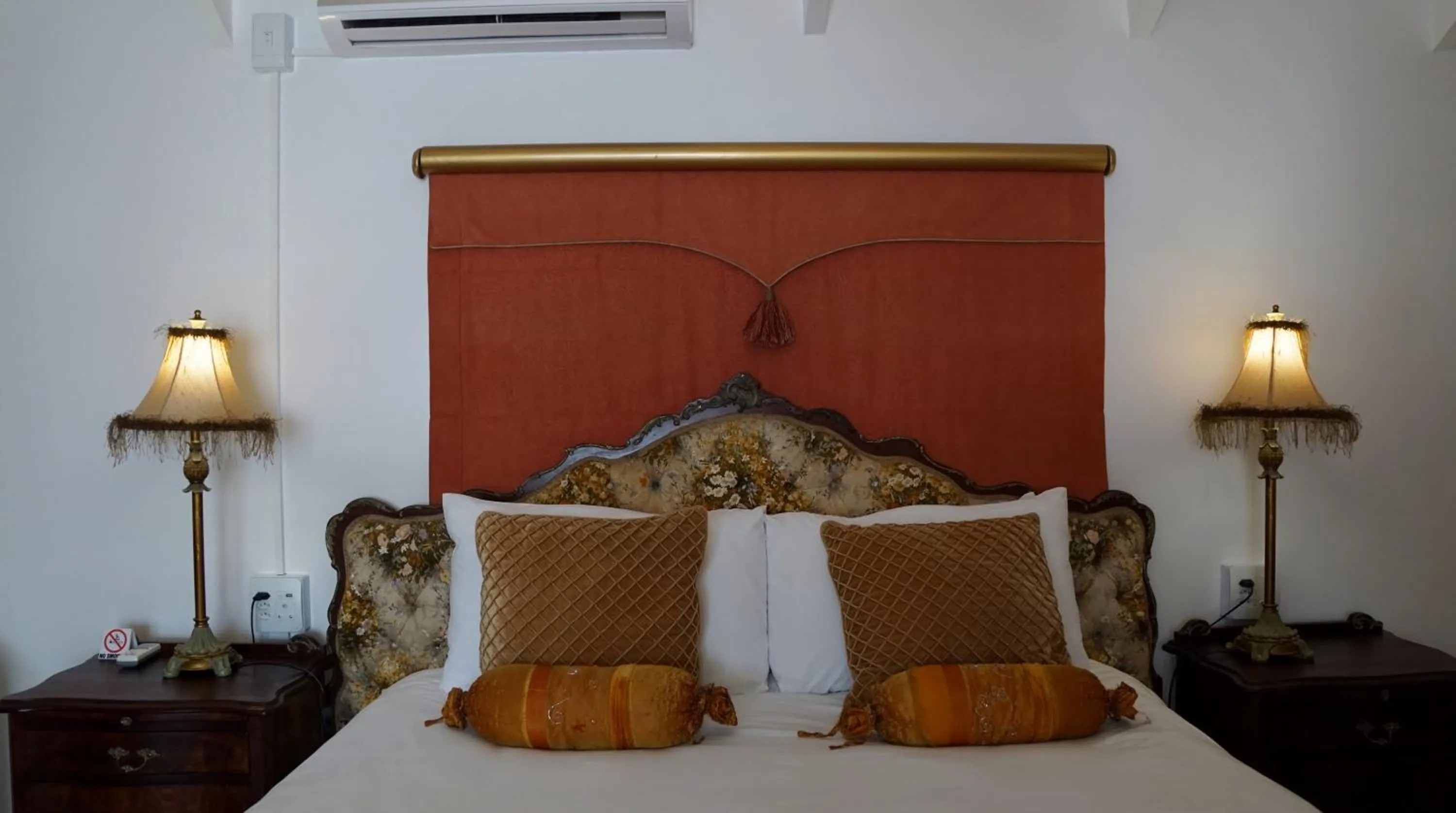 Bed in Paternoster Manor