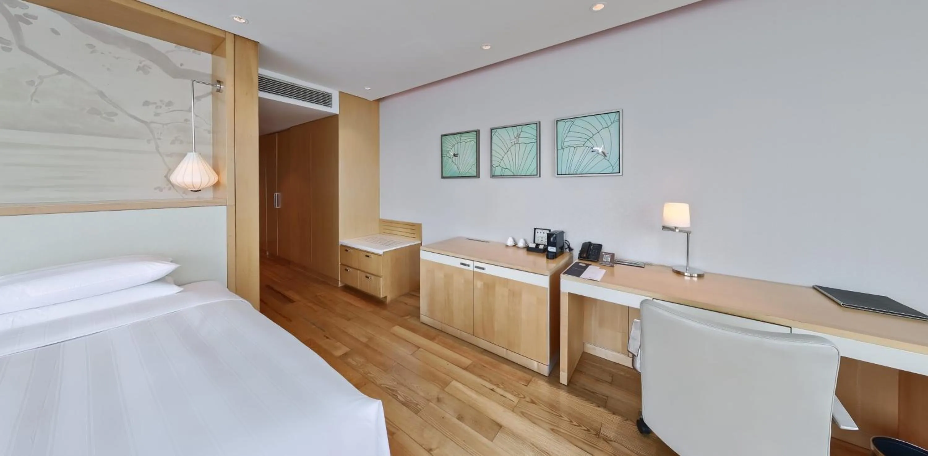 Bedroom, Bed in Lotte Hotel Hanoi