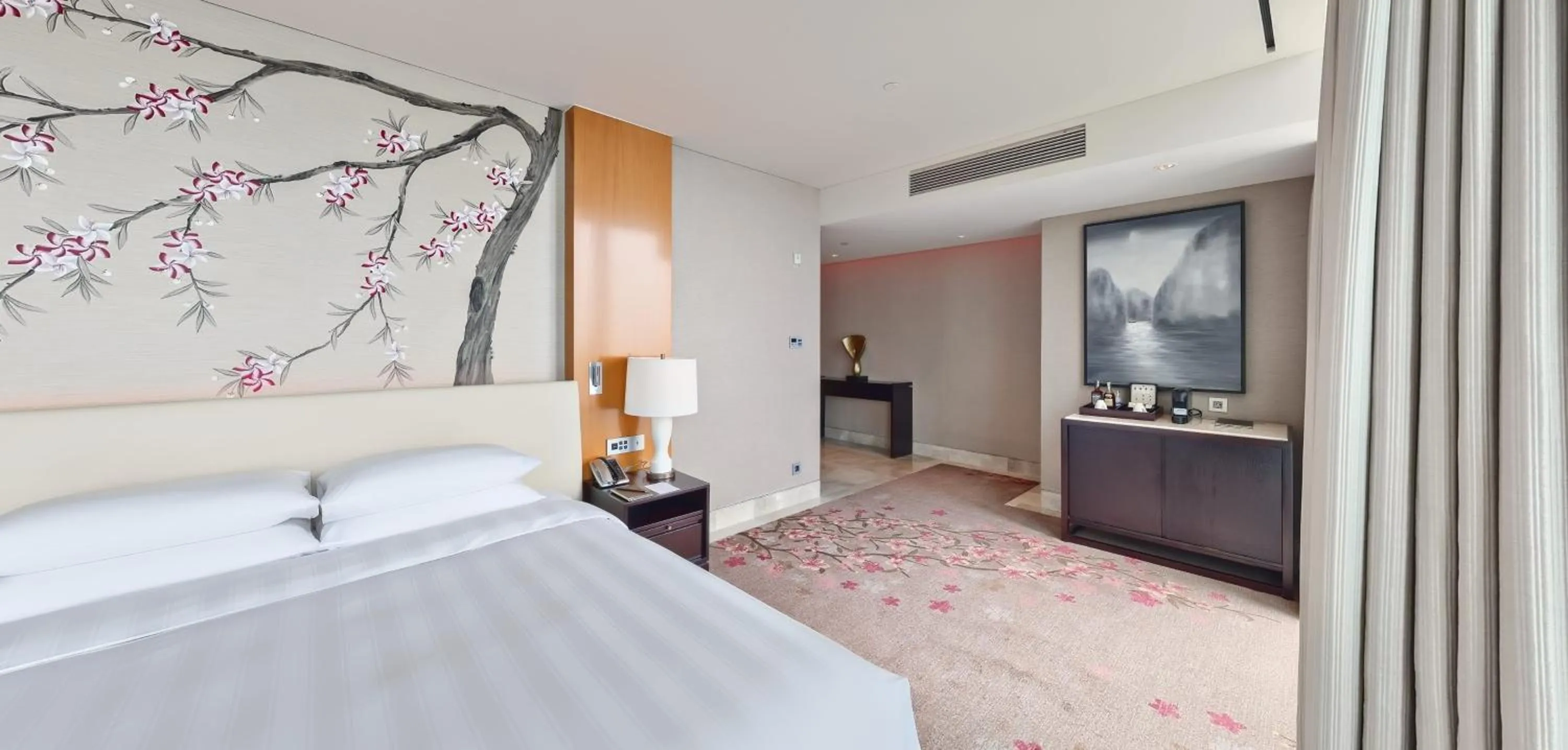 Bedroom, Bed in Lotte Hotel Hanoi