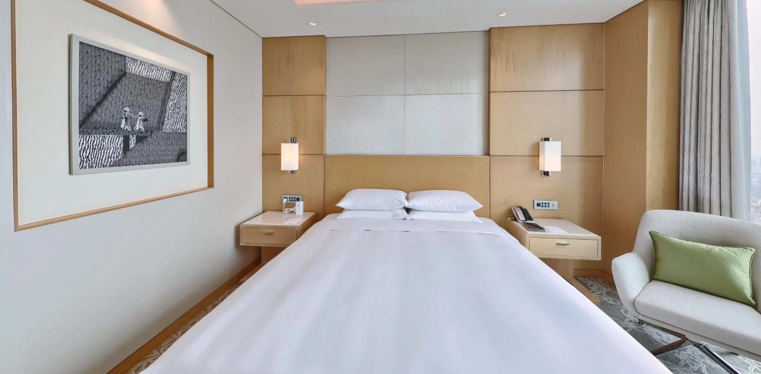 Bedroom, Bed in Lotte Hotel Hanoi