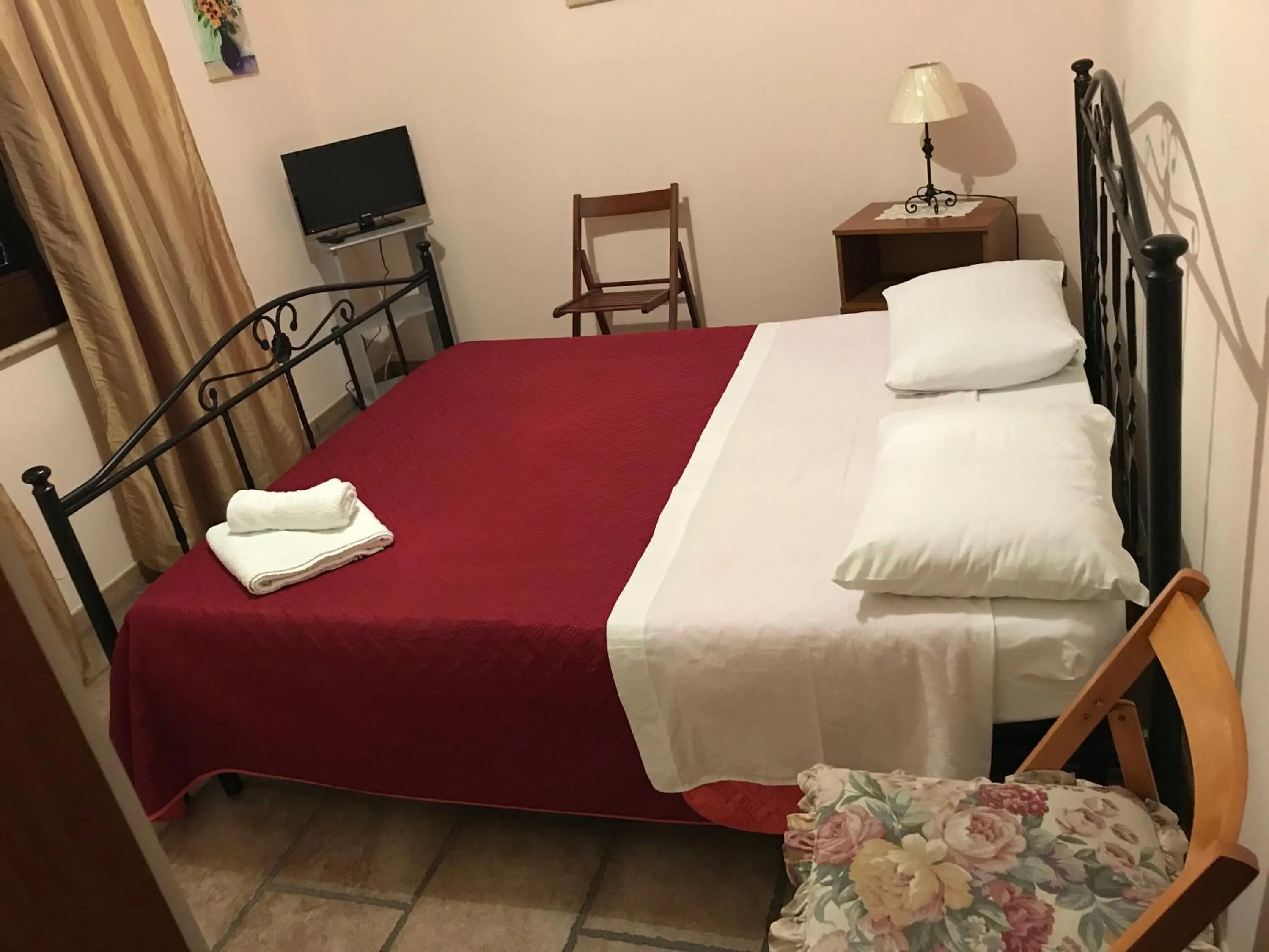 Communal lounge/ TV room, Bed in B&B Porticella