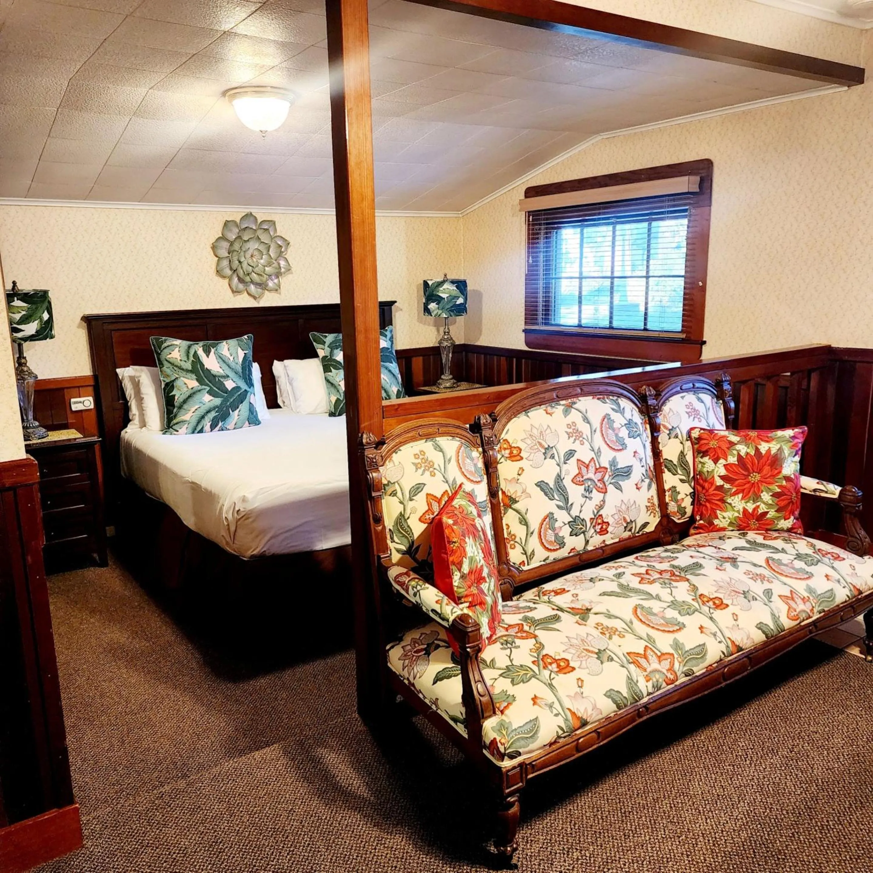 Living room, Bed in Miranda Gardens Resort