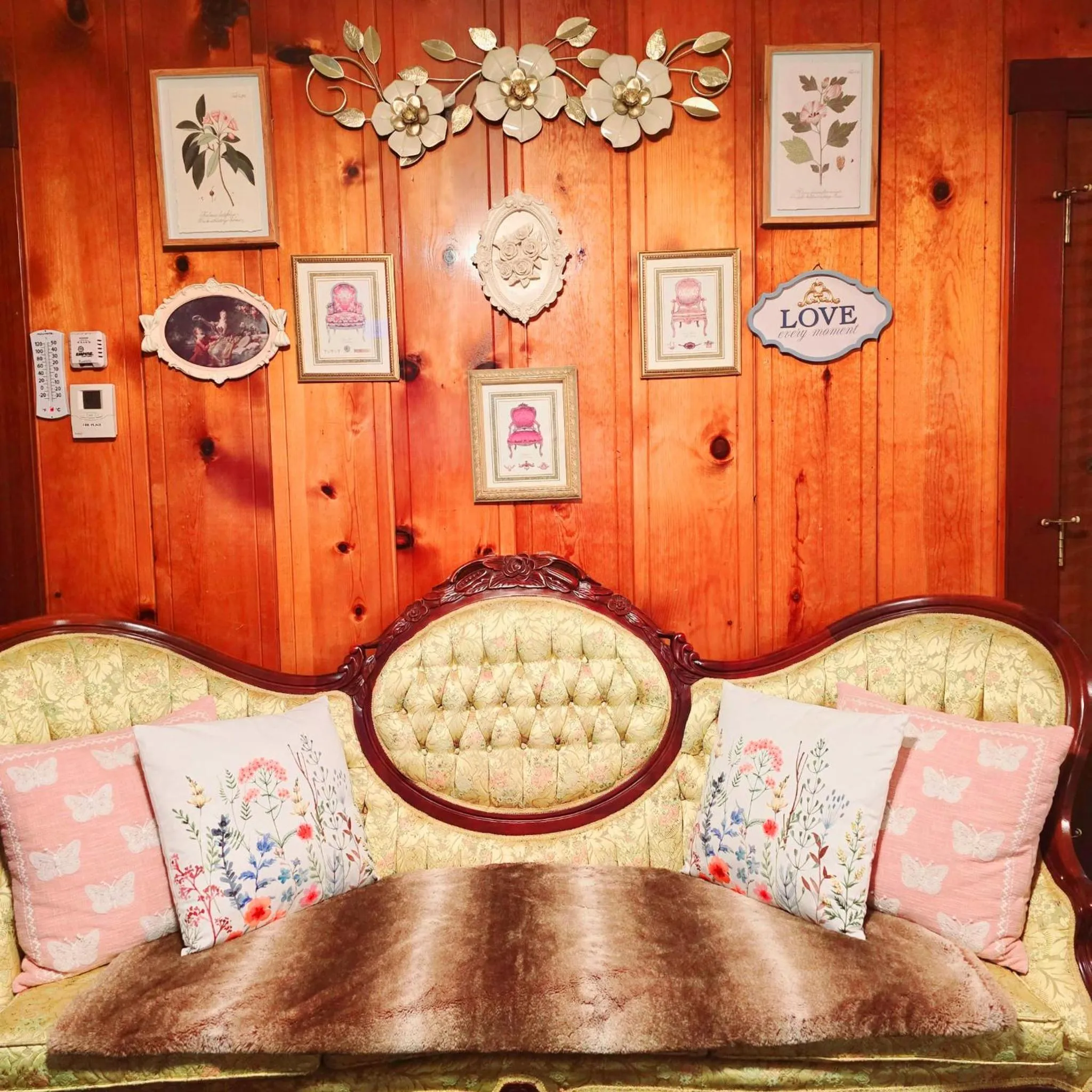 Seating area in Miranda Gardens Resort