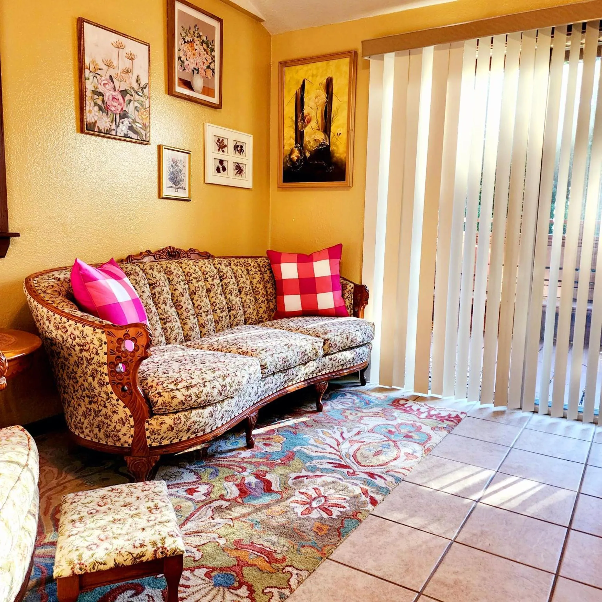 Seating area in Miranda Gardens Resort