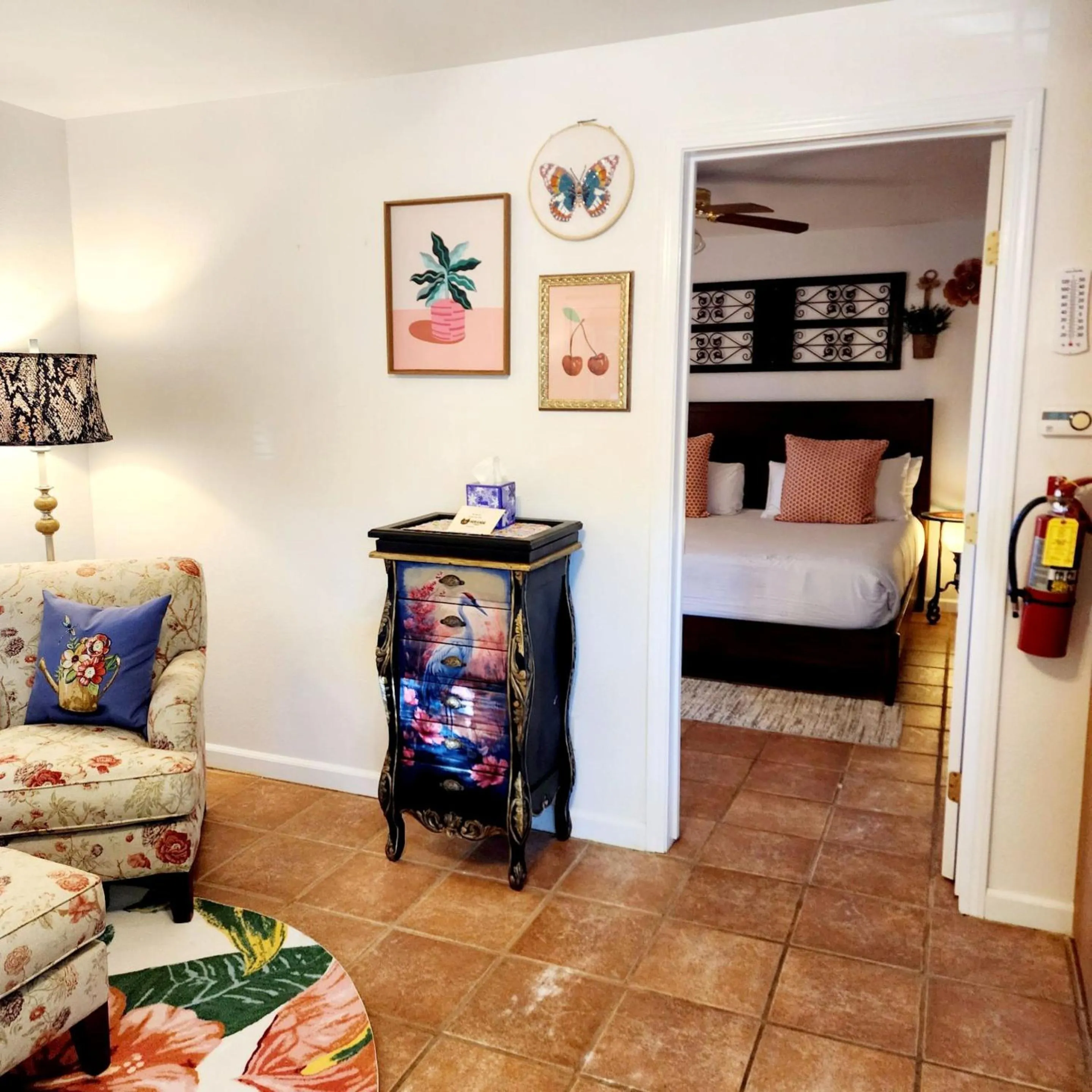 Living room, Bed in Miranda Gardens Resort