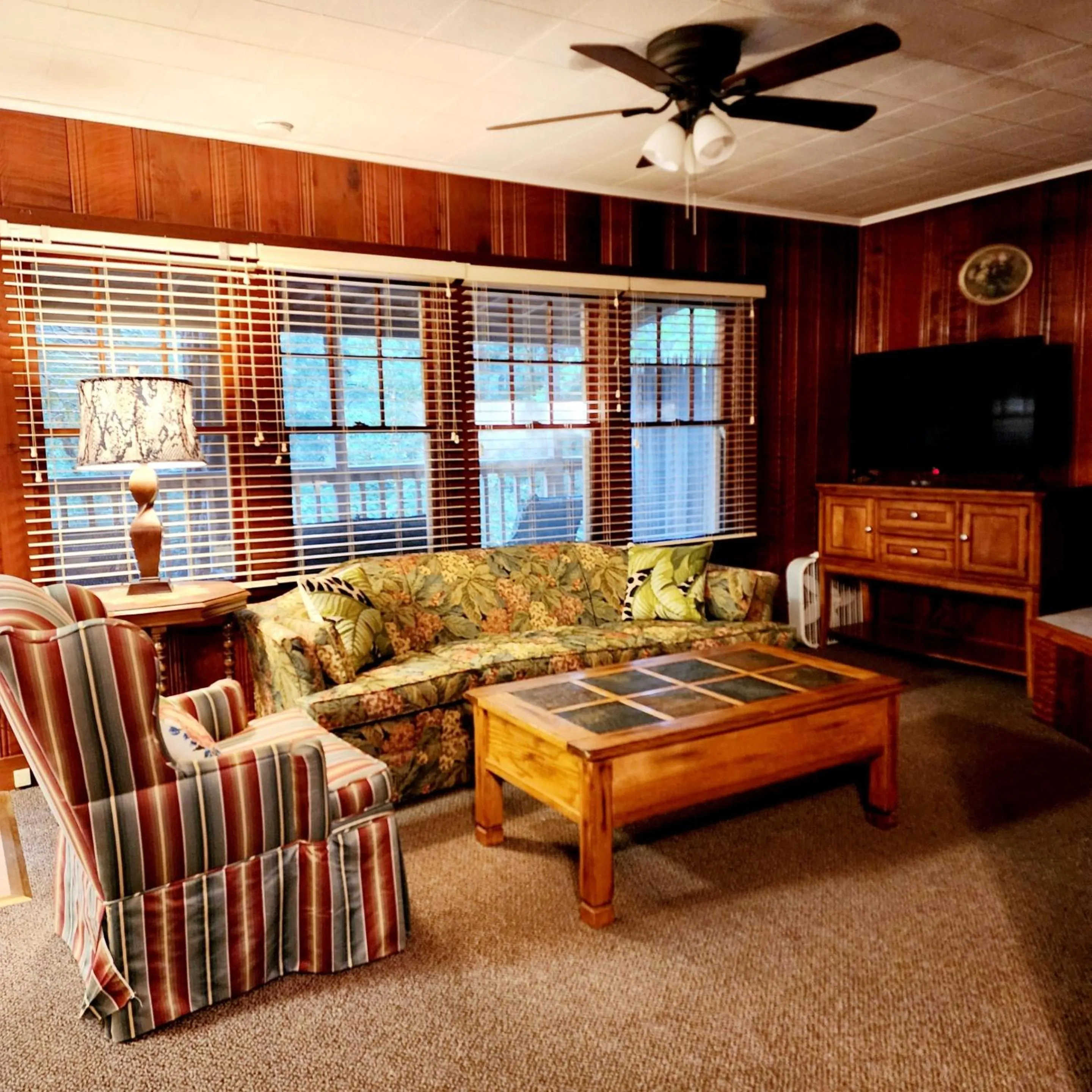 Communal lounge/ TV room in Miranda Gardens Resort