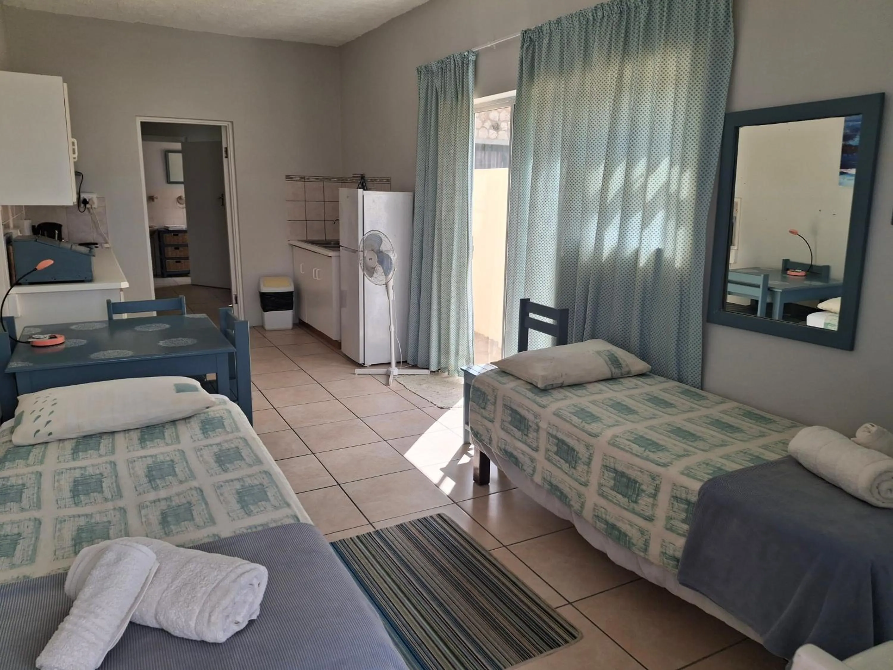 Living room, Bed in Whale Watchers Inn