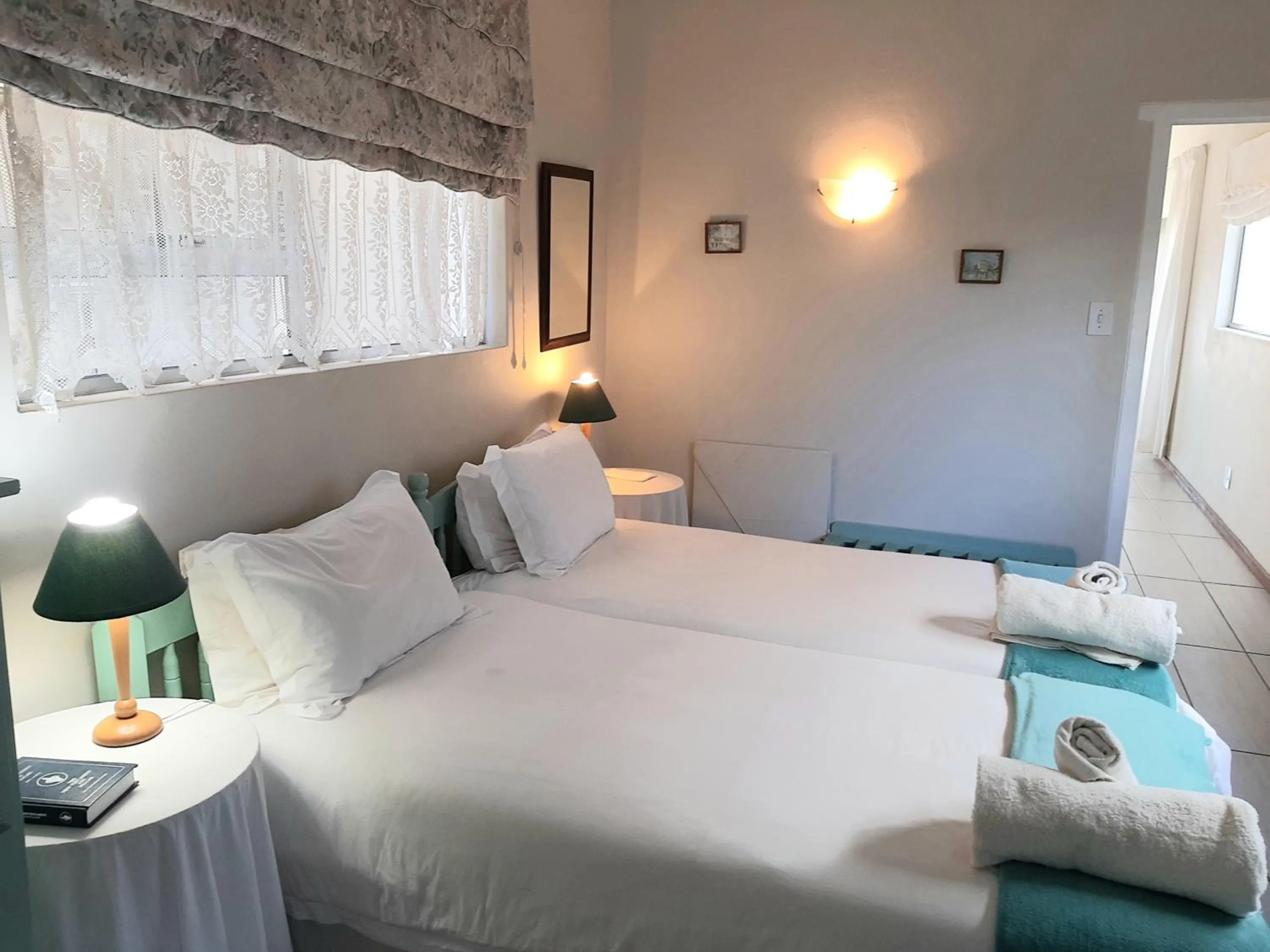 Photo of the whole room, Bed in Whale Watchers Inn