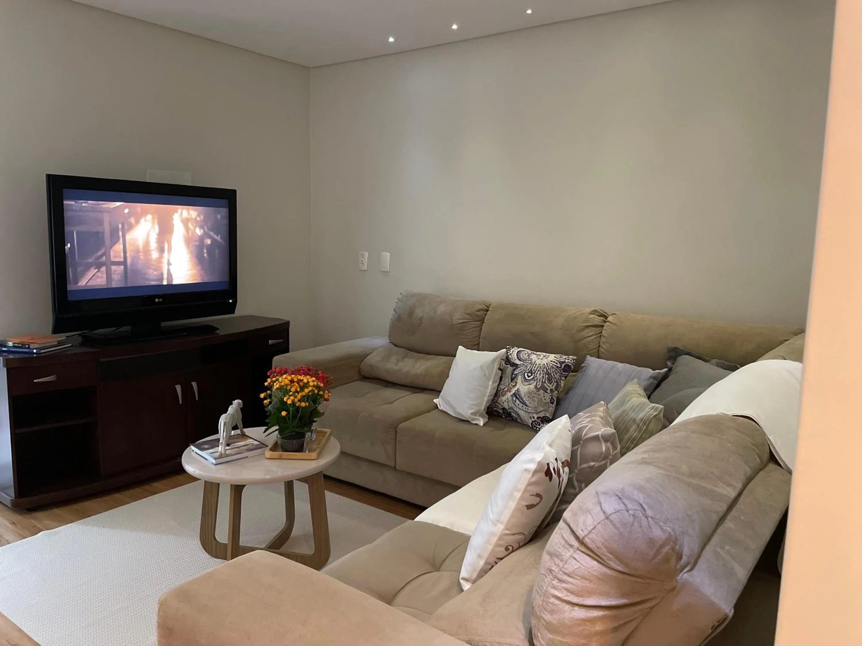 Apto todo climatizado a 5min da Vila Germânica, 3 quartos mais um quarto conjugado, berço e garagem