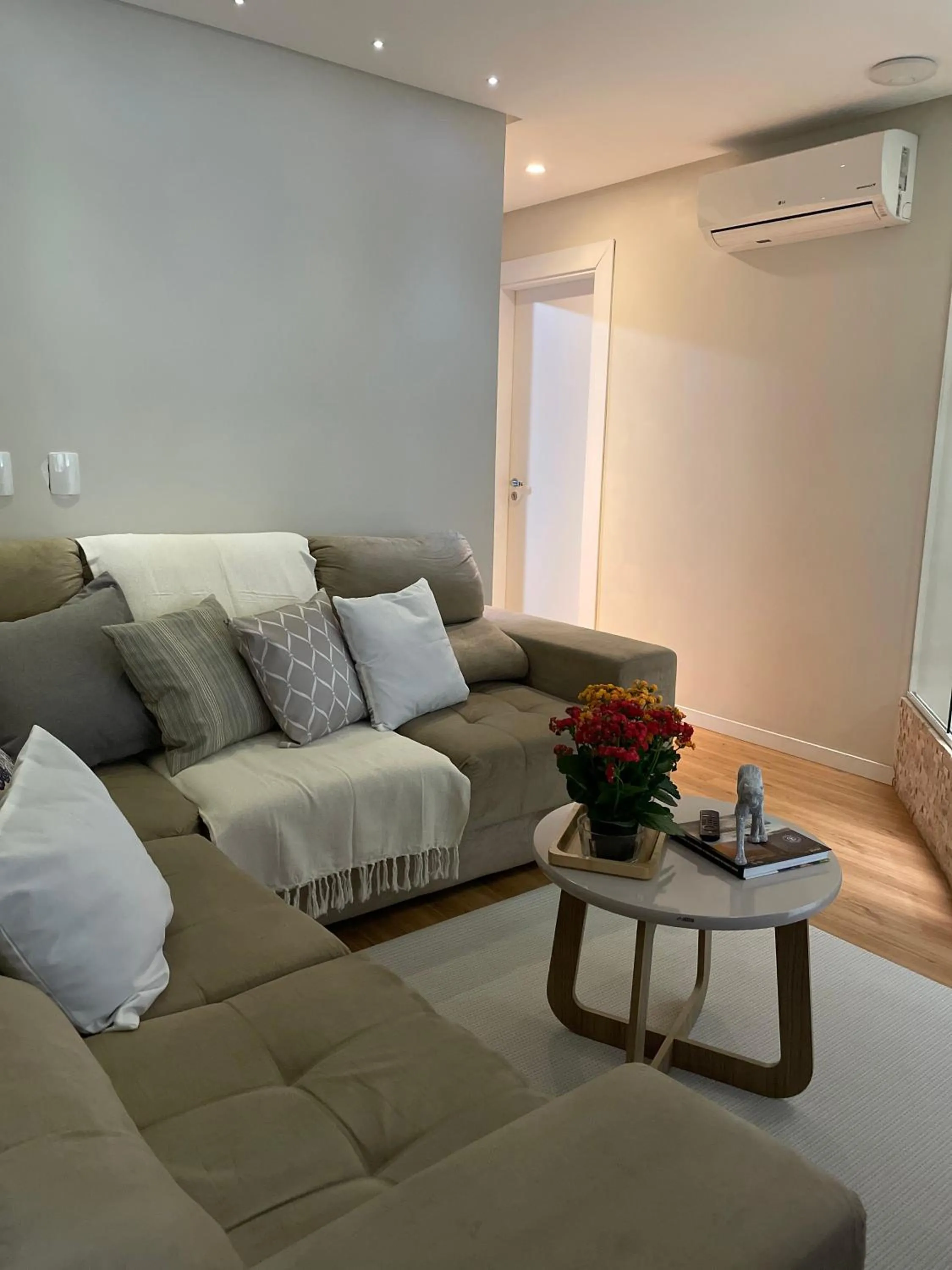 Apto todo climatizado a 5min da Vila Germânica, 3 quartos mais um quarto conjugado, berço e garagem
