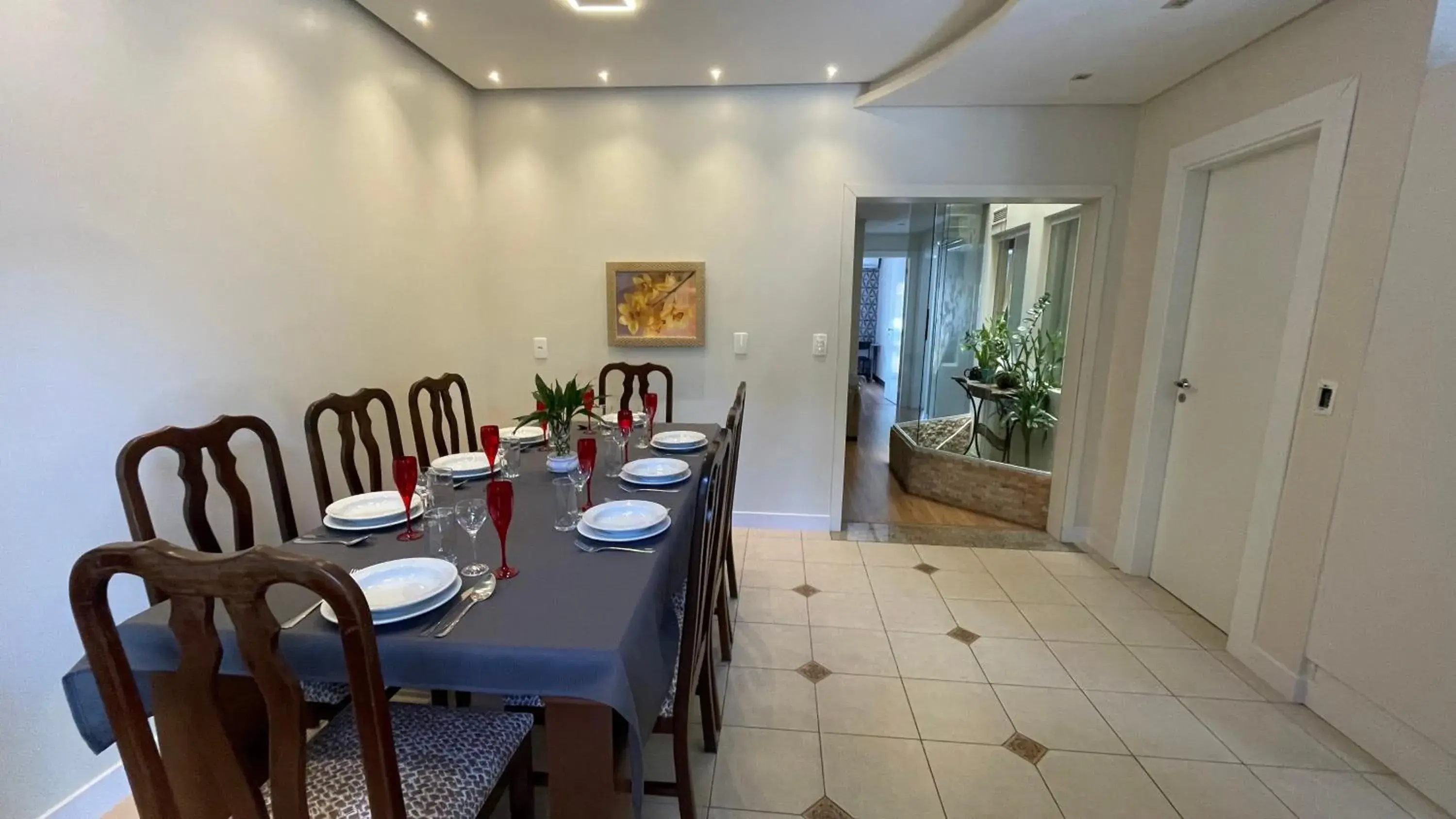 Apto todo climatizado a 5min da Vila Germânica, 3 quartos mais um quarto conjugado, berço e garagem Apto todo climatizado a 5min da Vila Germânica, 3 quartos mais um quarto conjugado, berço e garagem