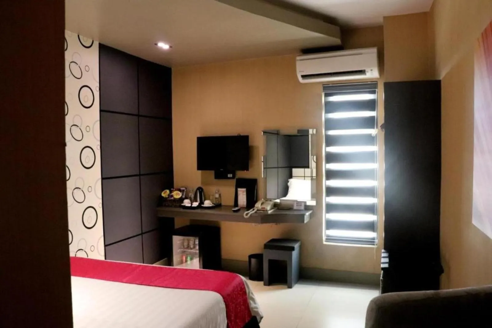 TV and multimedia, Bed in Eloisa Royal Suites