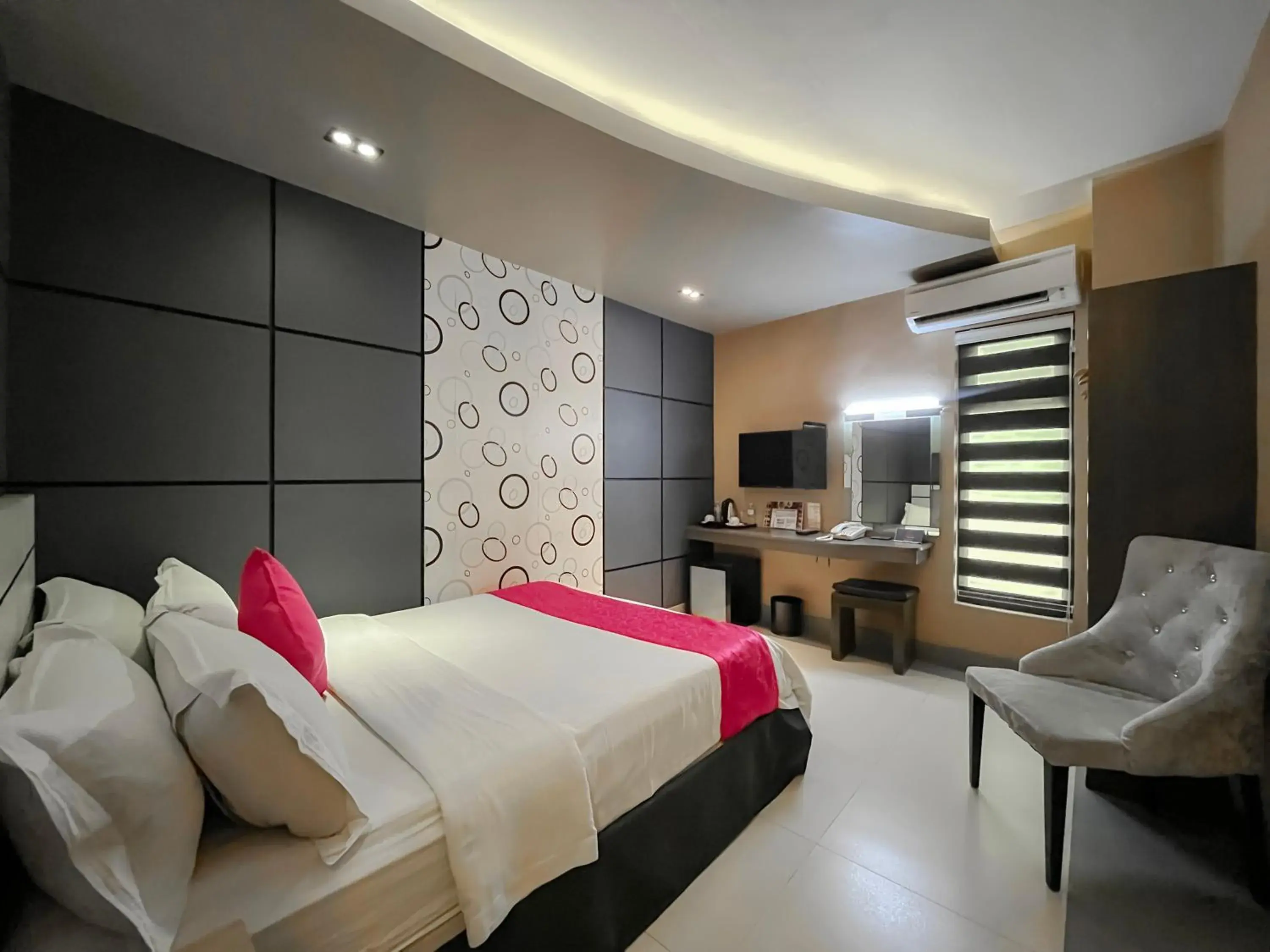 Photo of the whole room, Bed in Eloisa Royal Suites Photo of the whole room, Bed in Eloisa Royal Suites